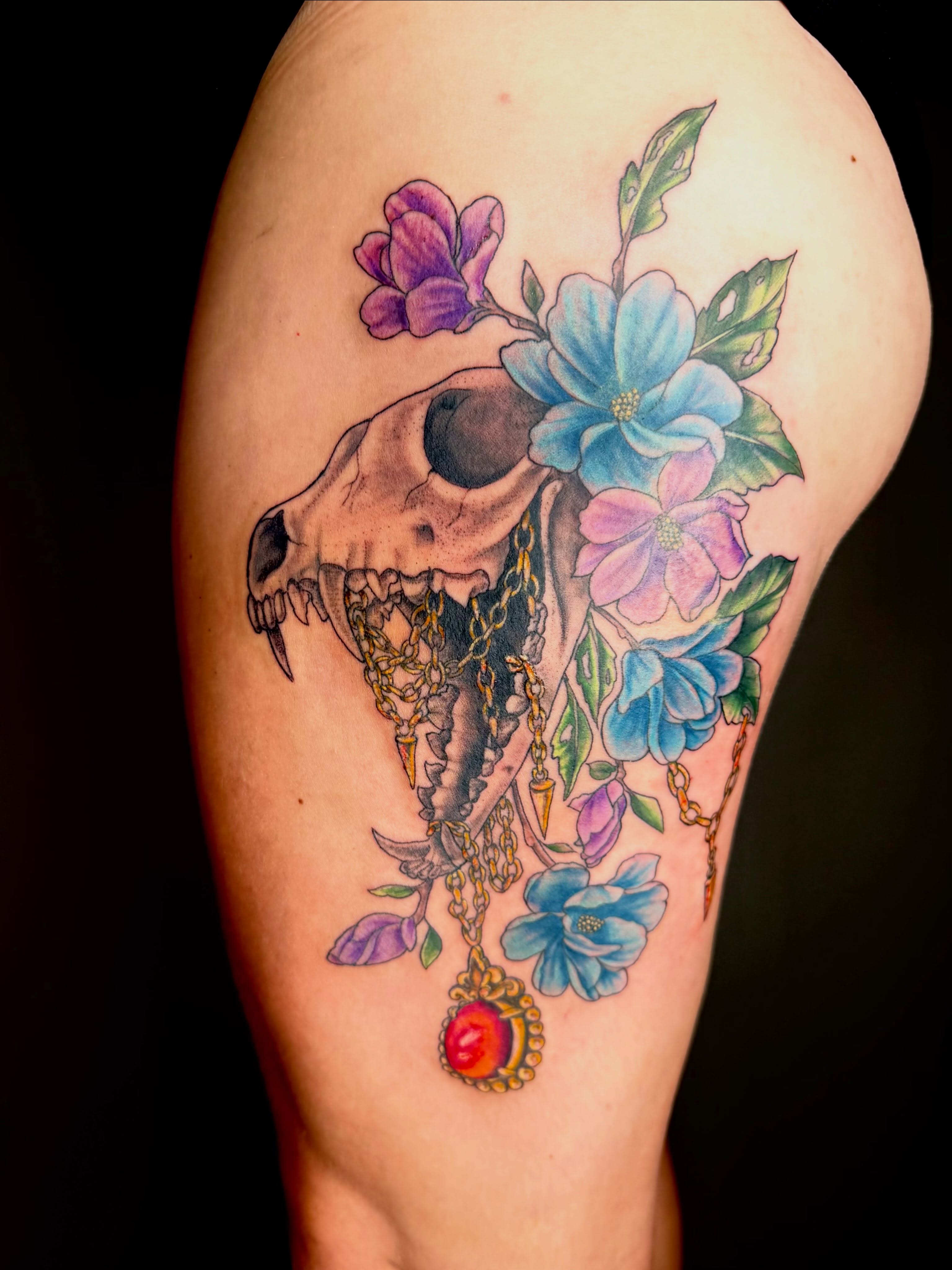 Skull with flowers realism tattoo on the thigh by ⋆༺⋆˖⁺‧₊  ☽  ⛦⃝  ☾  ₊‧⁺˖⋆༻⋆𝔄𝔩𝔬𝔫𝔡𝔯𝔞  🌾