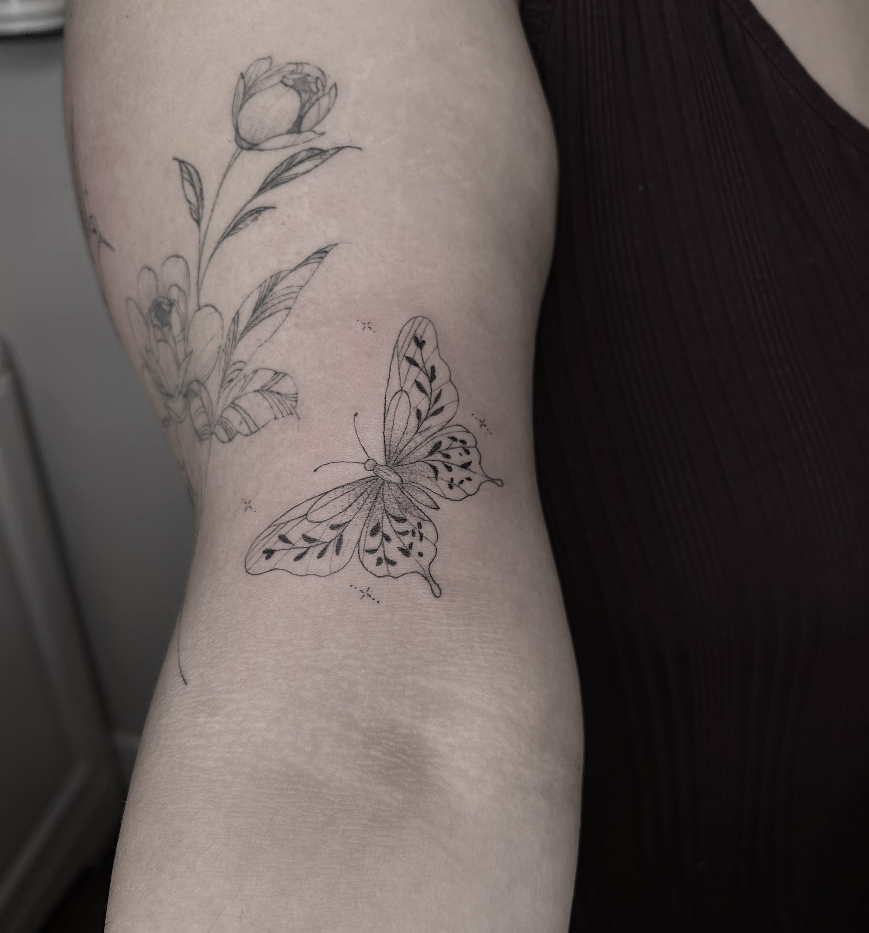 Butterfly and flowers black and grey tattoo on the forearm by 𝒜𝓇𝓉𝒾𝓈𝓉 𝒟𝒶𝒾𝓈𝓎 ♡