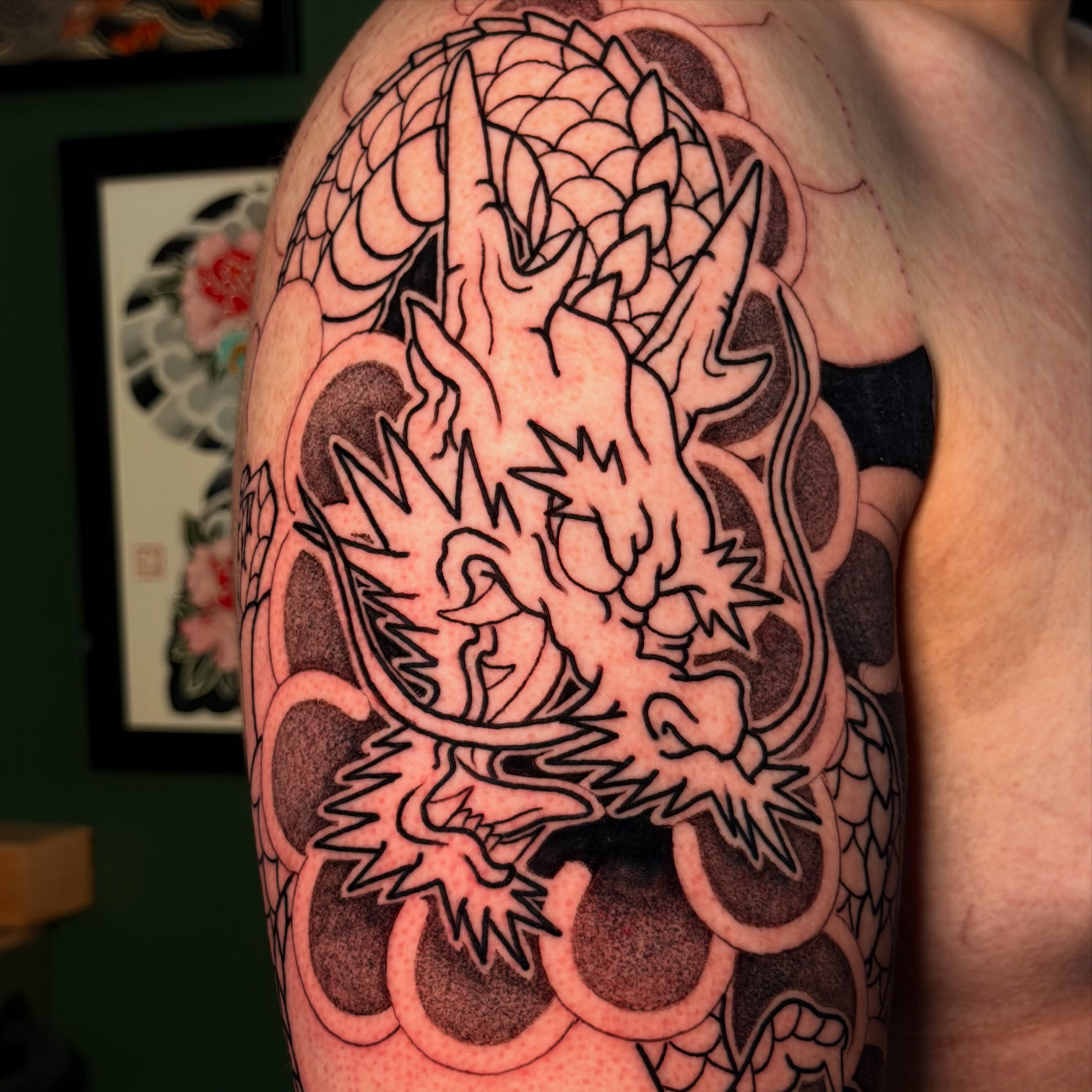 Dragon black and grey tattoo on the shoulder by ๐๐๐๐พ๐ - (่พ็ๅ
)
