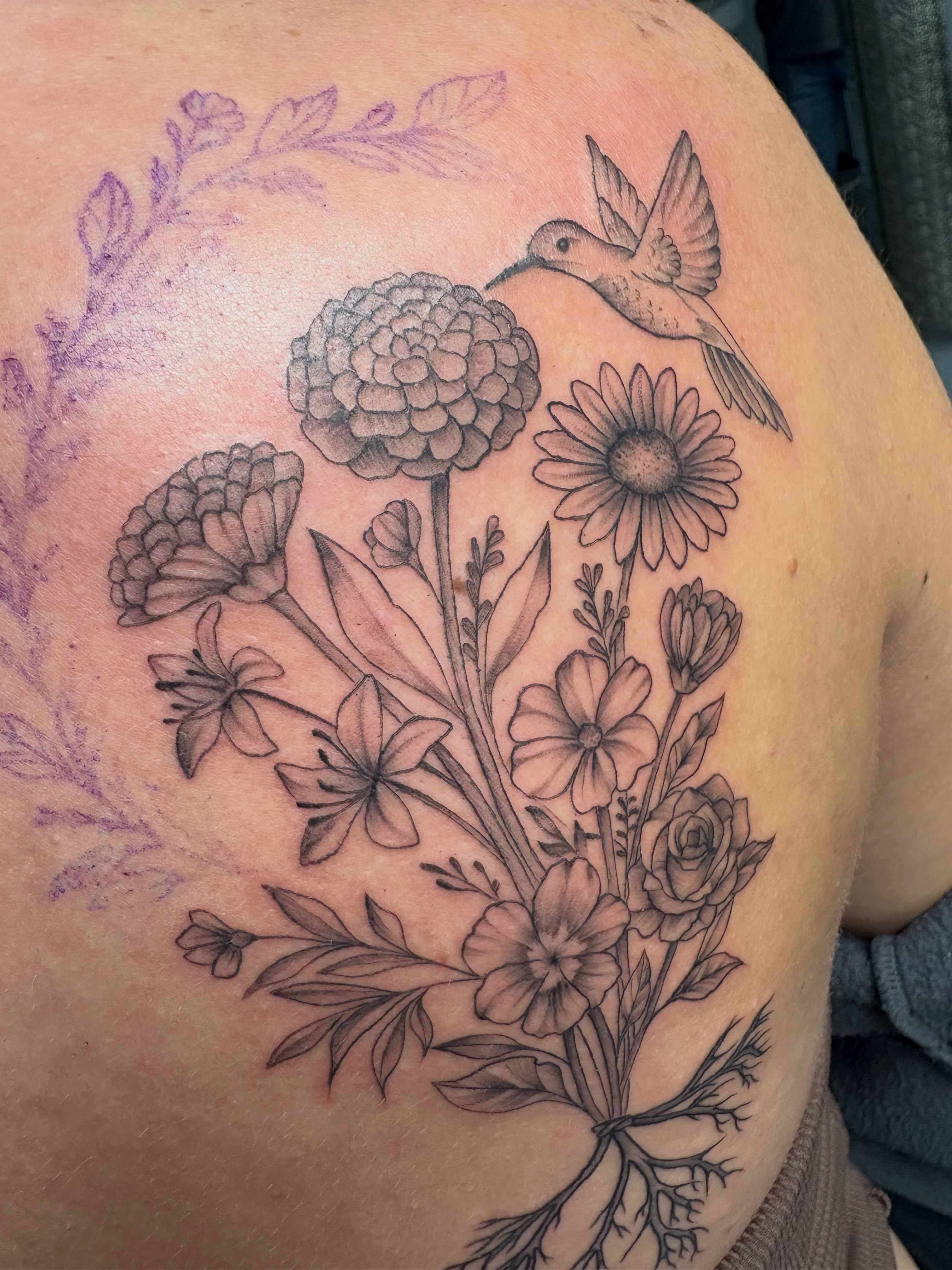 Flower bouquet with hummingbird realism tattoo on the shoulder by Andrea 🎨🖌