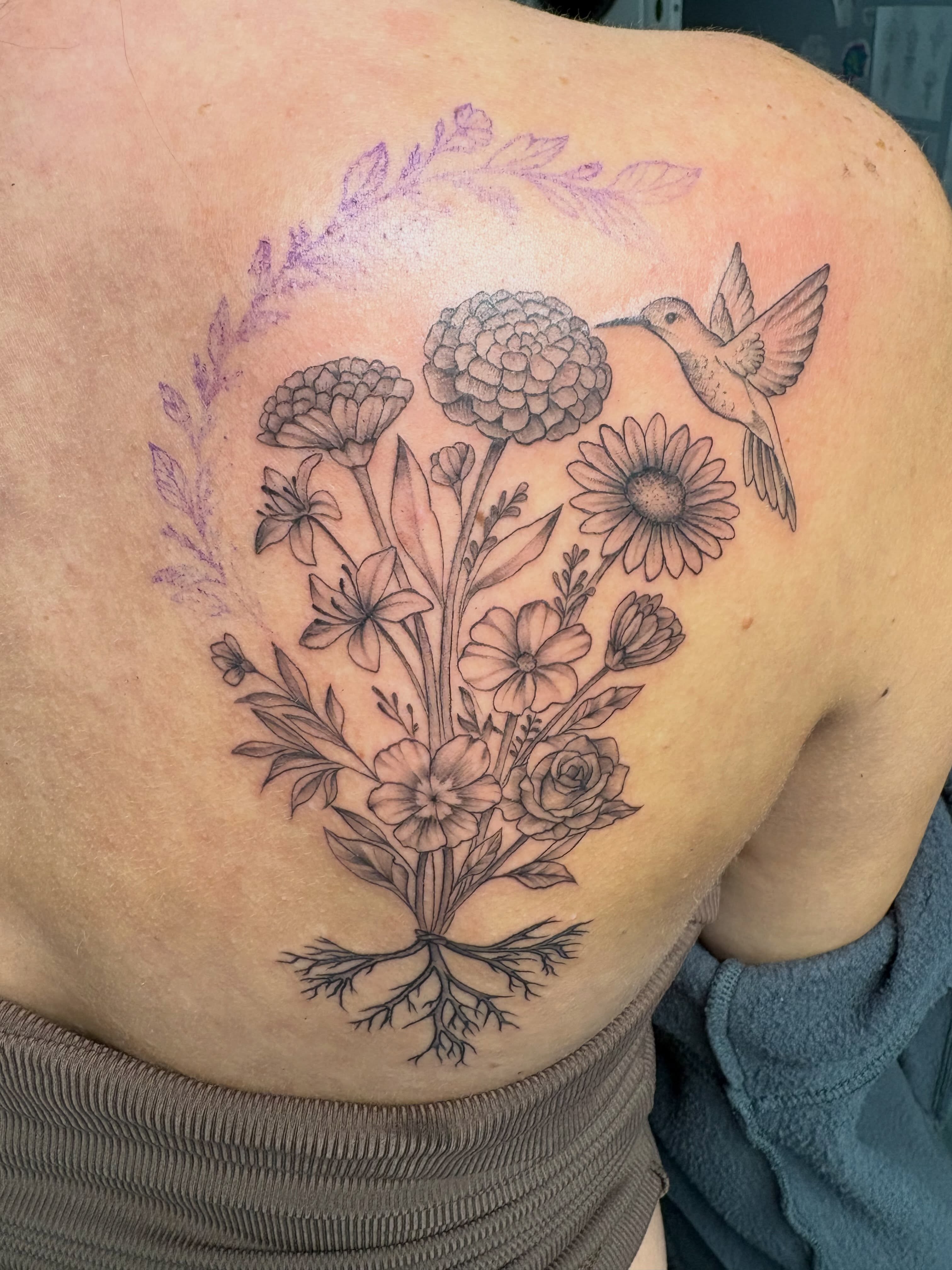 Flower bouquet with hummingbird black and grey tattoo on the back by Andrea 🎨🖌
