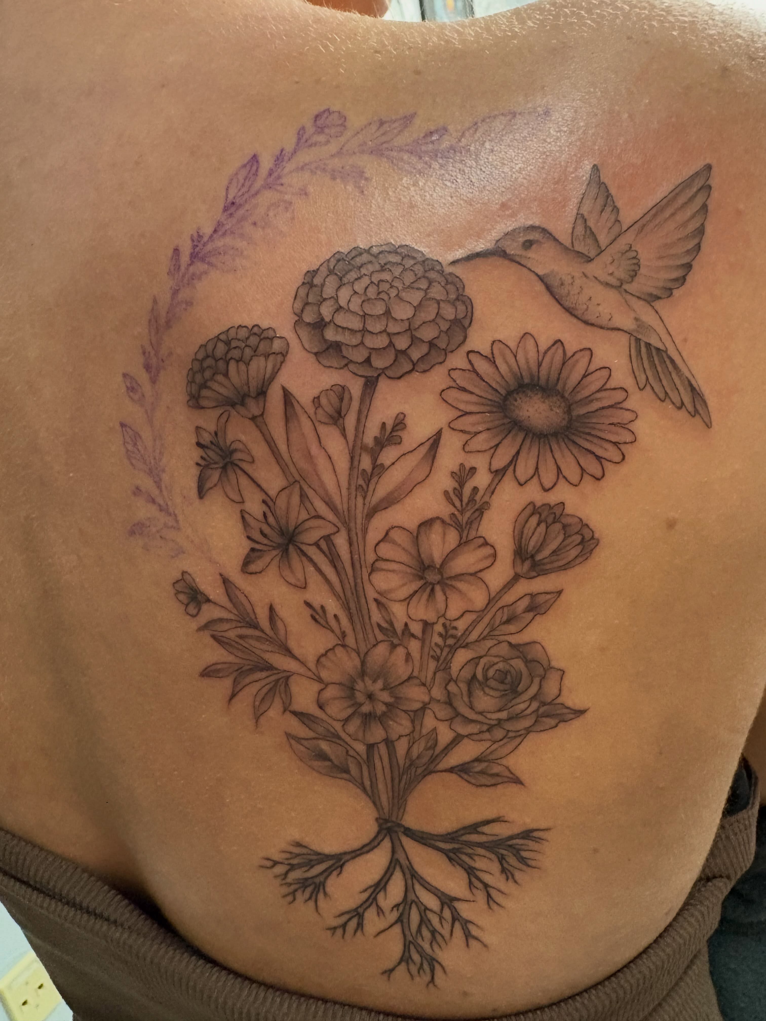 Flower bouquet with hummingbird realism tattoo on the back by Andrea 🎨🖌