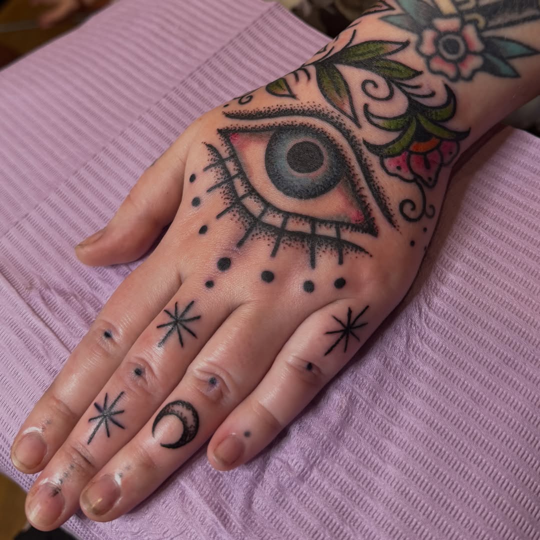 Eye and floral American traditional tattoo on the hand by 🩸 𝓢𝔂𝓵𝓿𝓲𝓮 🩸 ▪︎ 𝕯𝖊𝖓𝖛𝖊𝖗 𝕿𝖆𝖙𝖙𝖔𝖔𝖊𝖗 ▪︎
