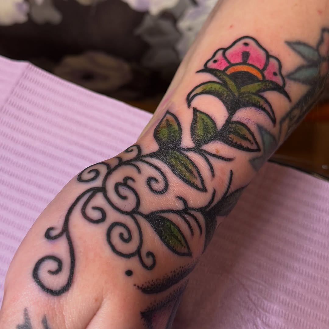 Flower American traditional tattoo on the forearm by 🩸 𝓢𝔂𝓵𝓿𝓲𝓮 🩸 ▪︎ 𝕯𝖊𝖓𝖛𝖊𝖗 𝕿𝖆𝖙𝖙𝖔𝖔𝖊𝖗 ▪︎