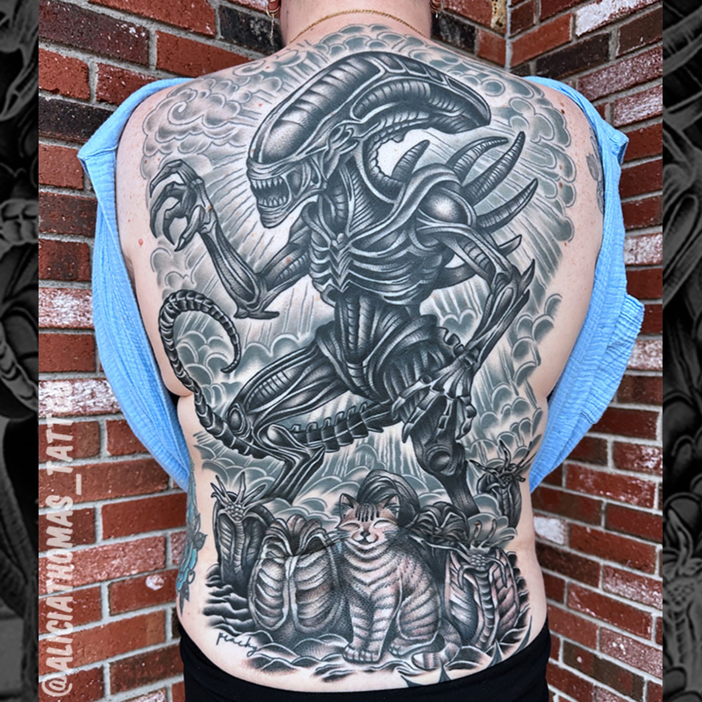 Alien and cat realism tattoo on the back by 𝖆𝖑𝖎𝖈𝖎𝖆 𝖙𝖍𝖔𝖒𝖆𝖘