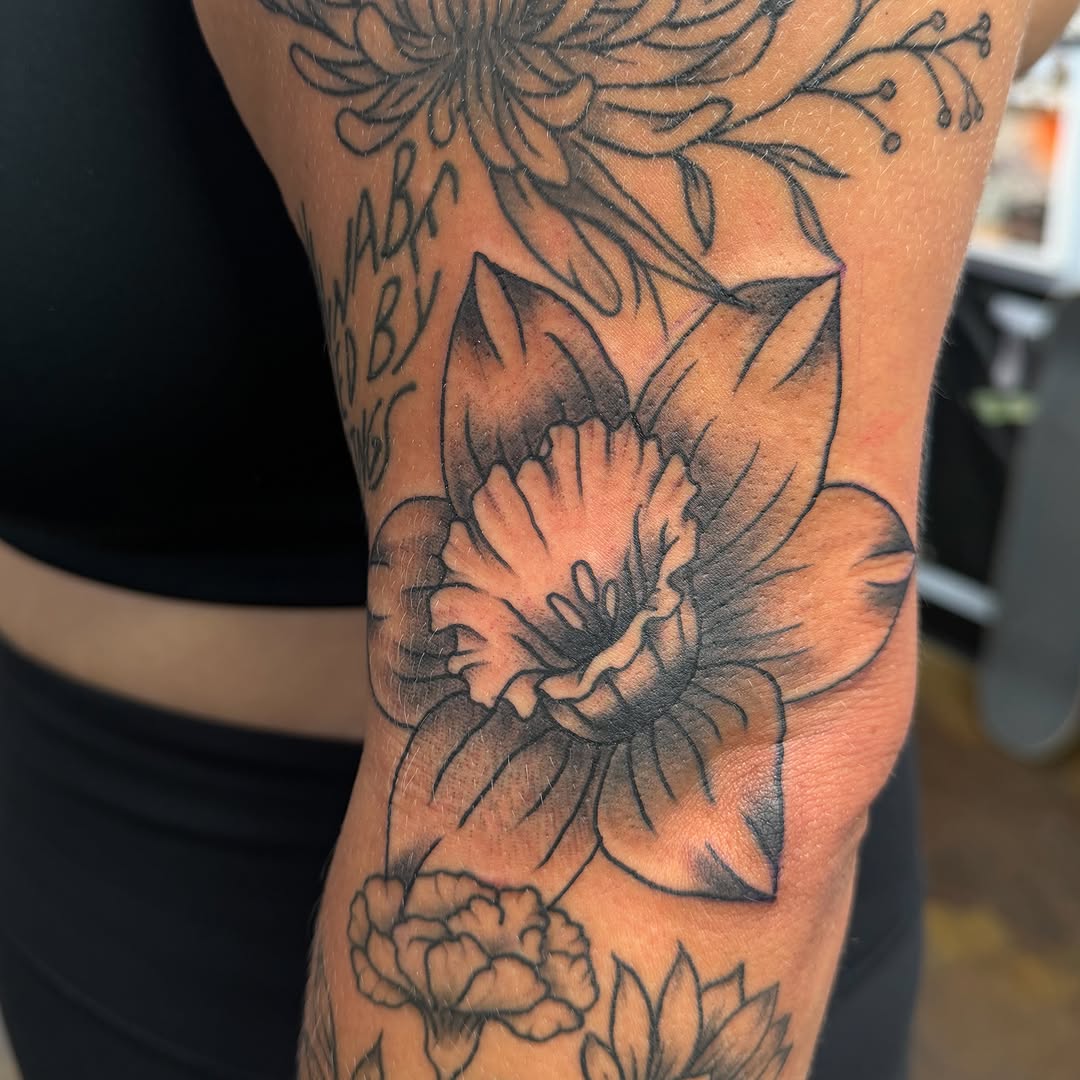 Floral arrangement black and grey tattoo on the forearm by Zac Tattooer