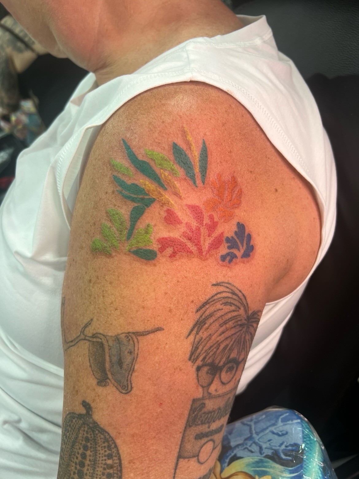 Floral arrangement dotwork tattoo on the shoulder by ๐๐ฒ๐ต๐ ๐๐ช๐พ๐ป๐ฒ๐ต๐ช ๐ฃ๐ช๐ฝ๐ฝ๐ธ๐ธ๐ผ