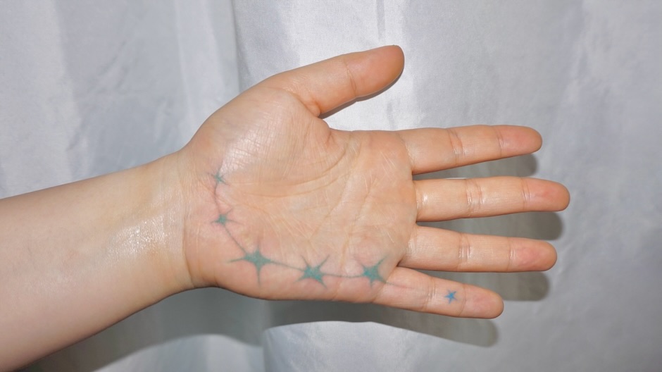 Stars dotwork tattoo on the hand by 매실 * handpoke