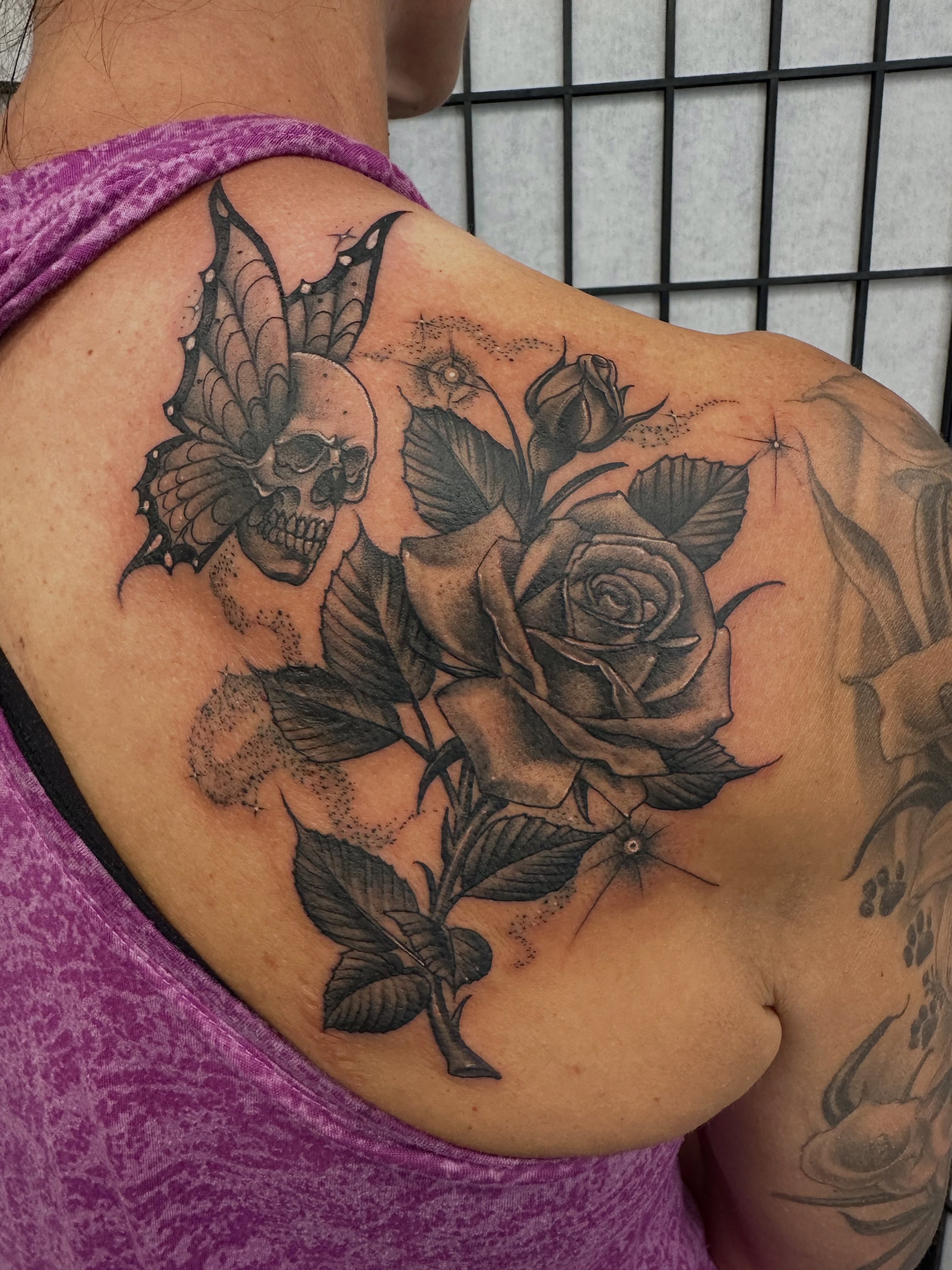 Skull and roses black and grey tattoo on the shoulder by Stevie O'Dell