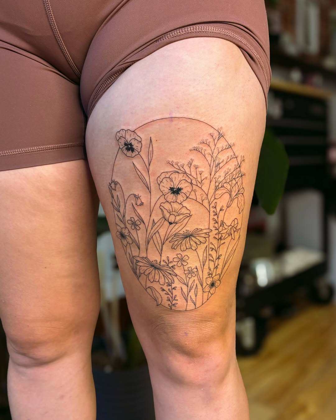 Tattoo by @lajusteligne — fine_line, black_and_grey