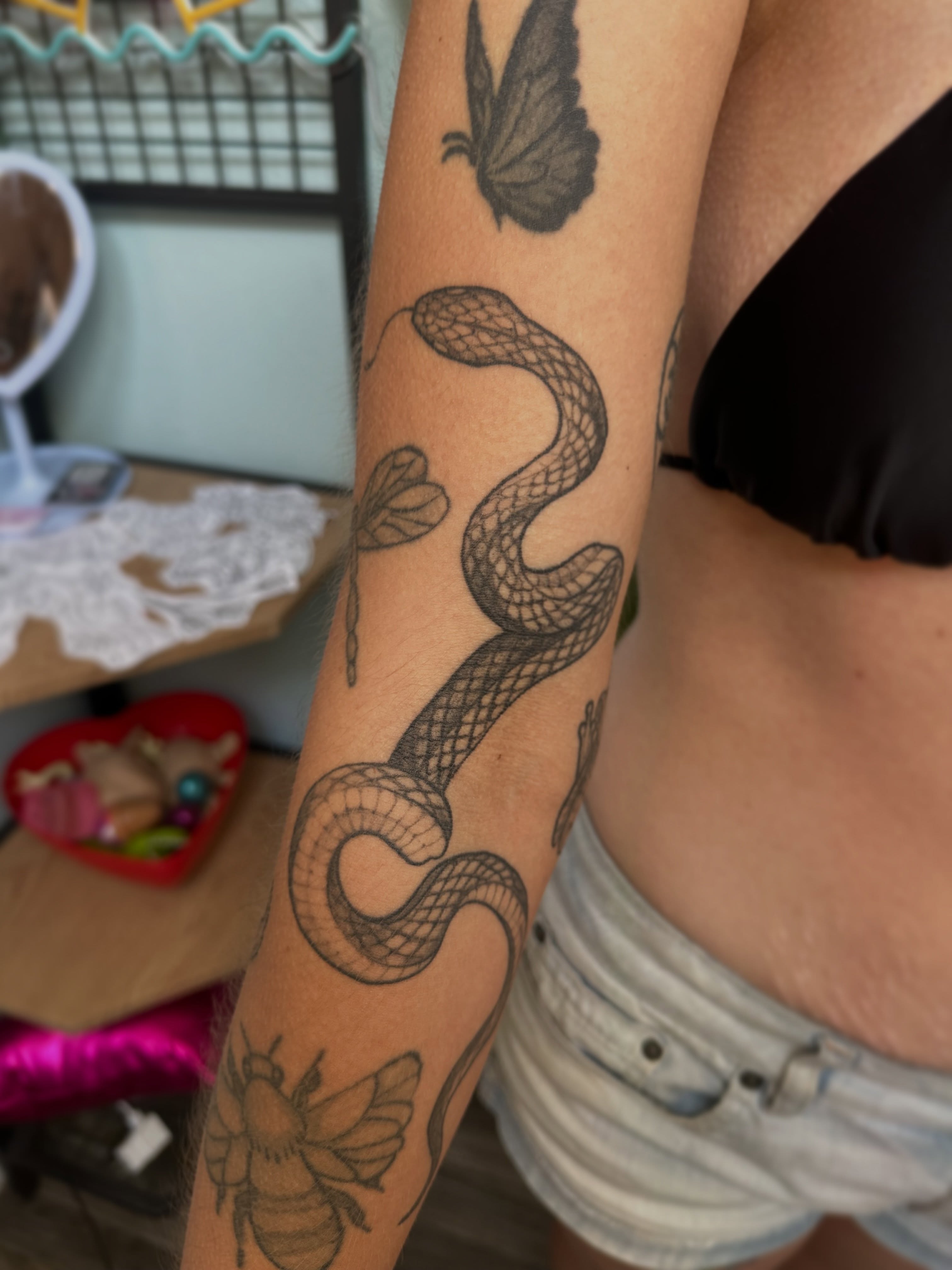Snake realism tattoo on the forearm by ๐ฌ๐๐๐ฏ๐ ๐ฆ ๐๐ฉ๐ฆ๐ท๐๐๐ข๐ฑ๐ฅ ๐ซง๐ผ, Joplin, Missouri