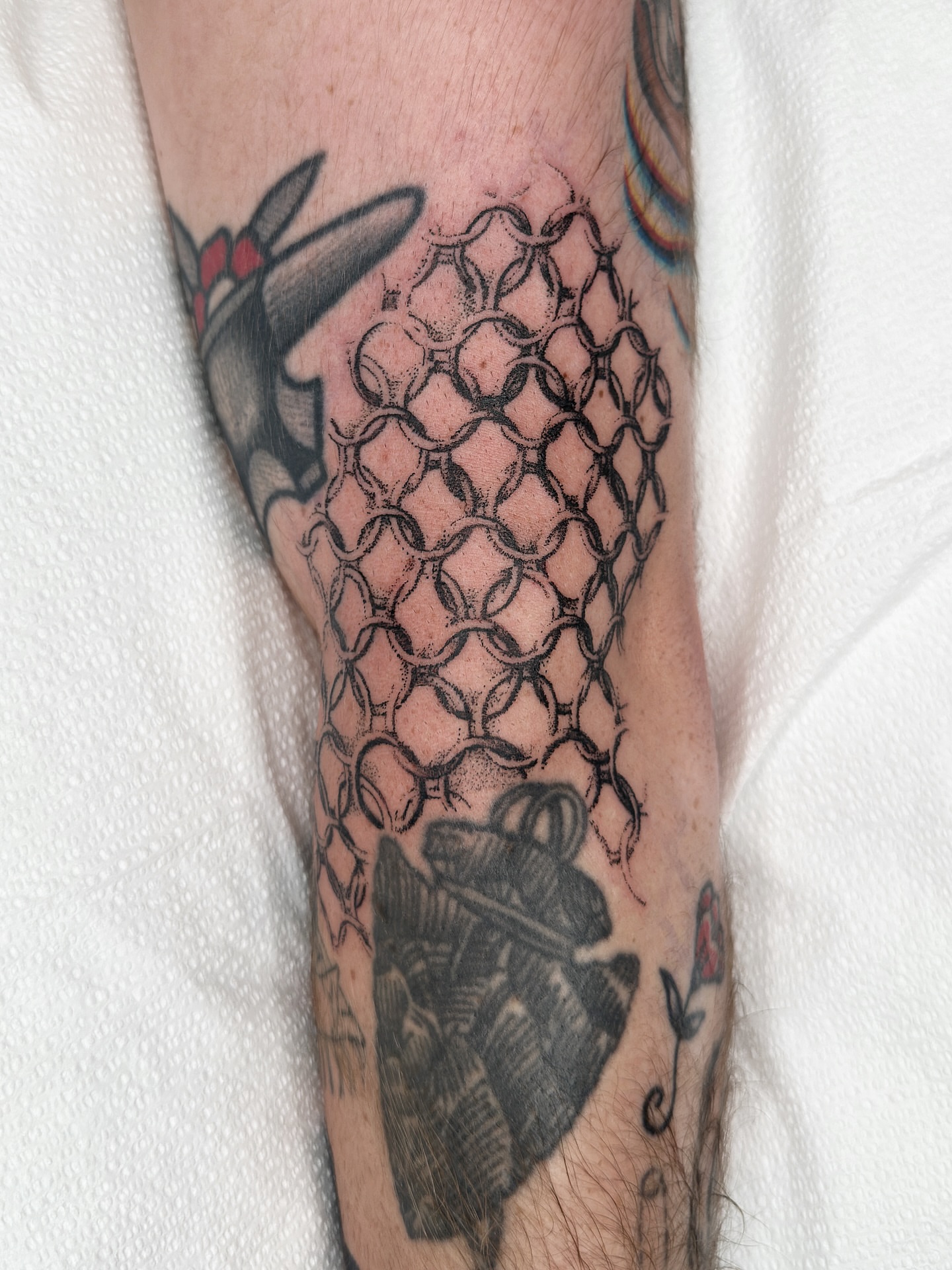 Chainmail and heart geometric tattoo on the forearm by πΈππππππ