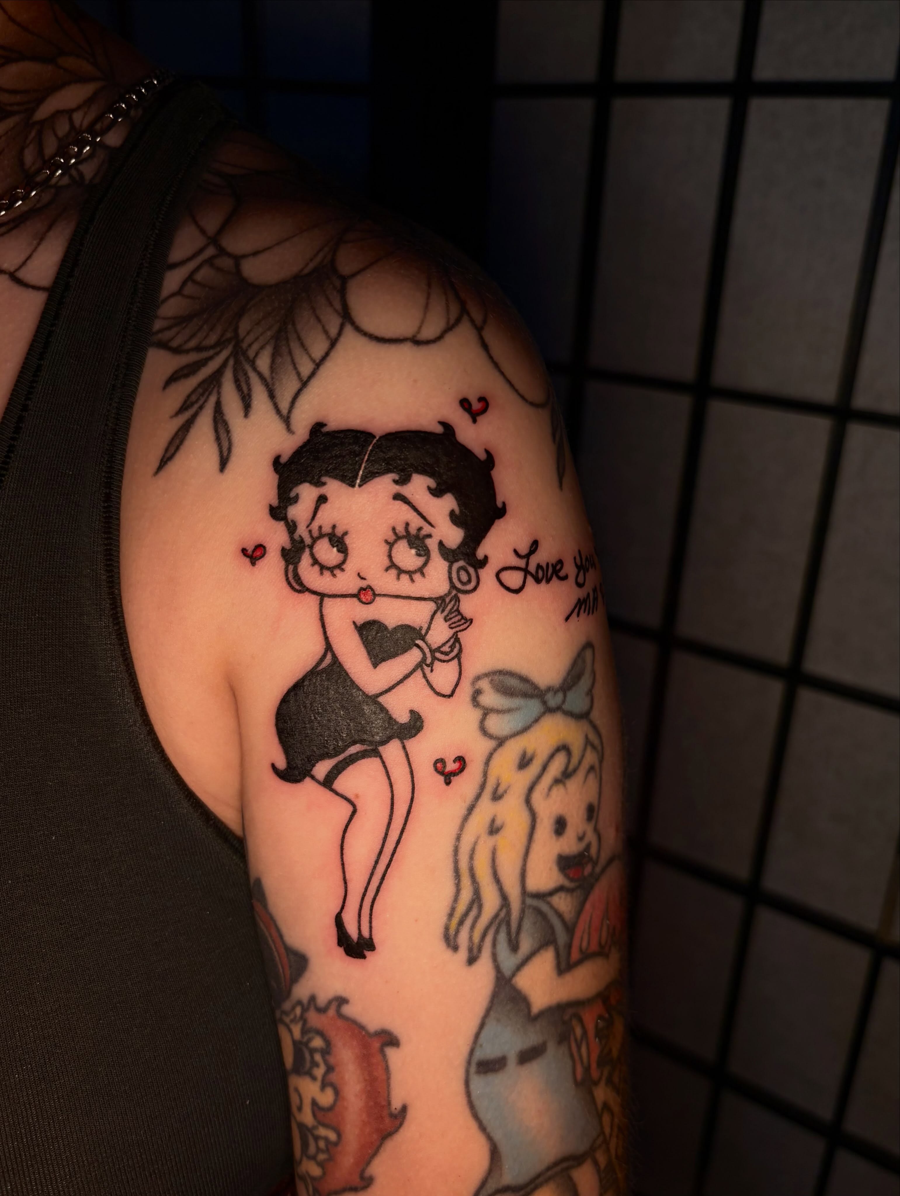 Betty Boop American traditional tattoo on the upper arm by Tash ๐โ๐ฉ