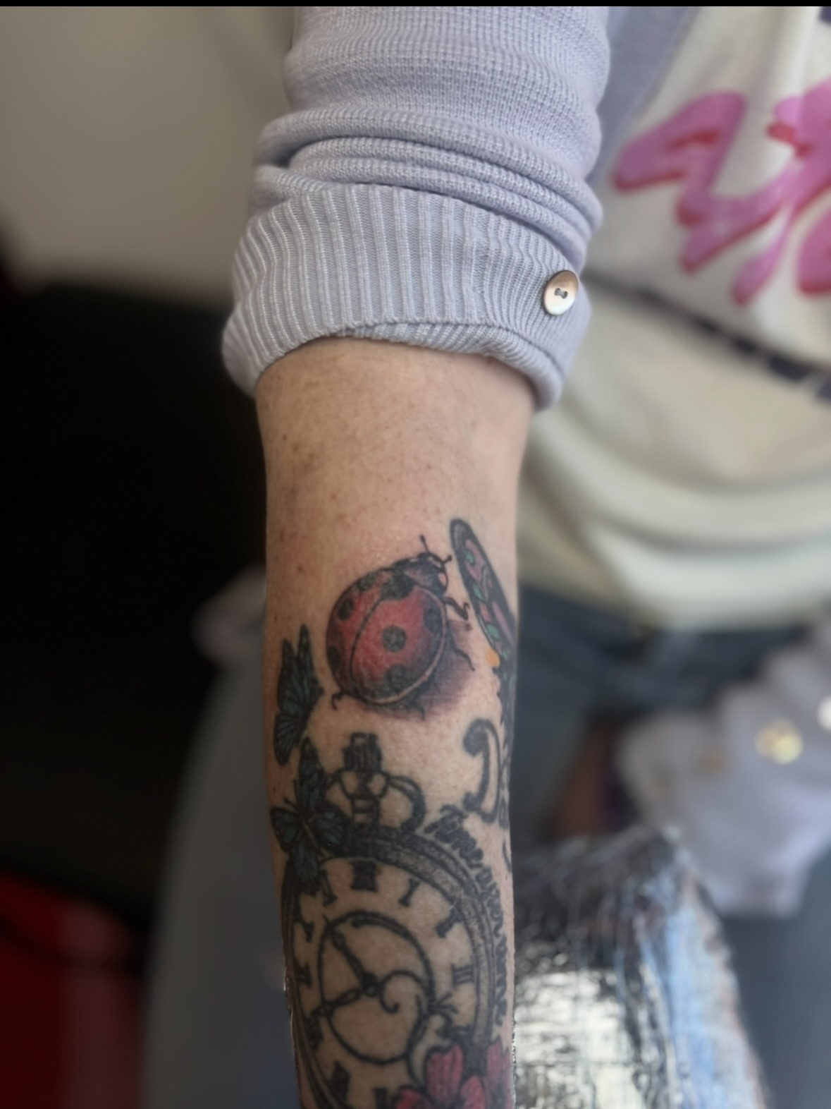 Tattoo by @ladonastinta — realism, dotwork