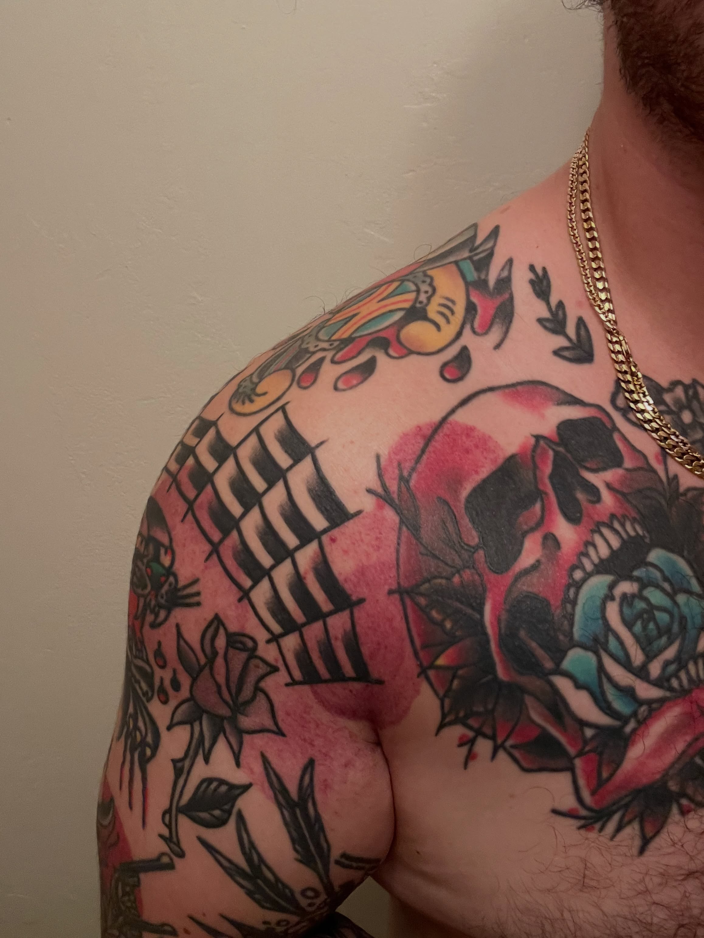 Skull and roses American traditional tattoo on the shoulder by Nestor Zelaya