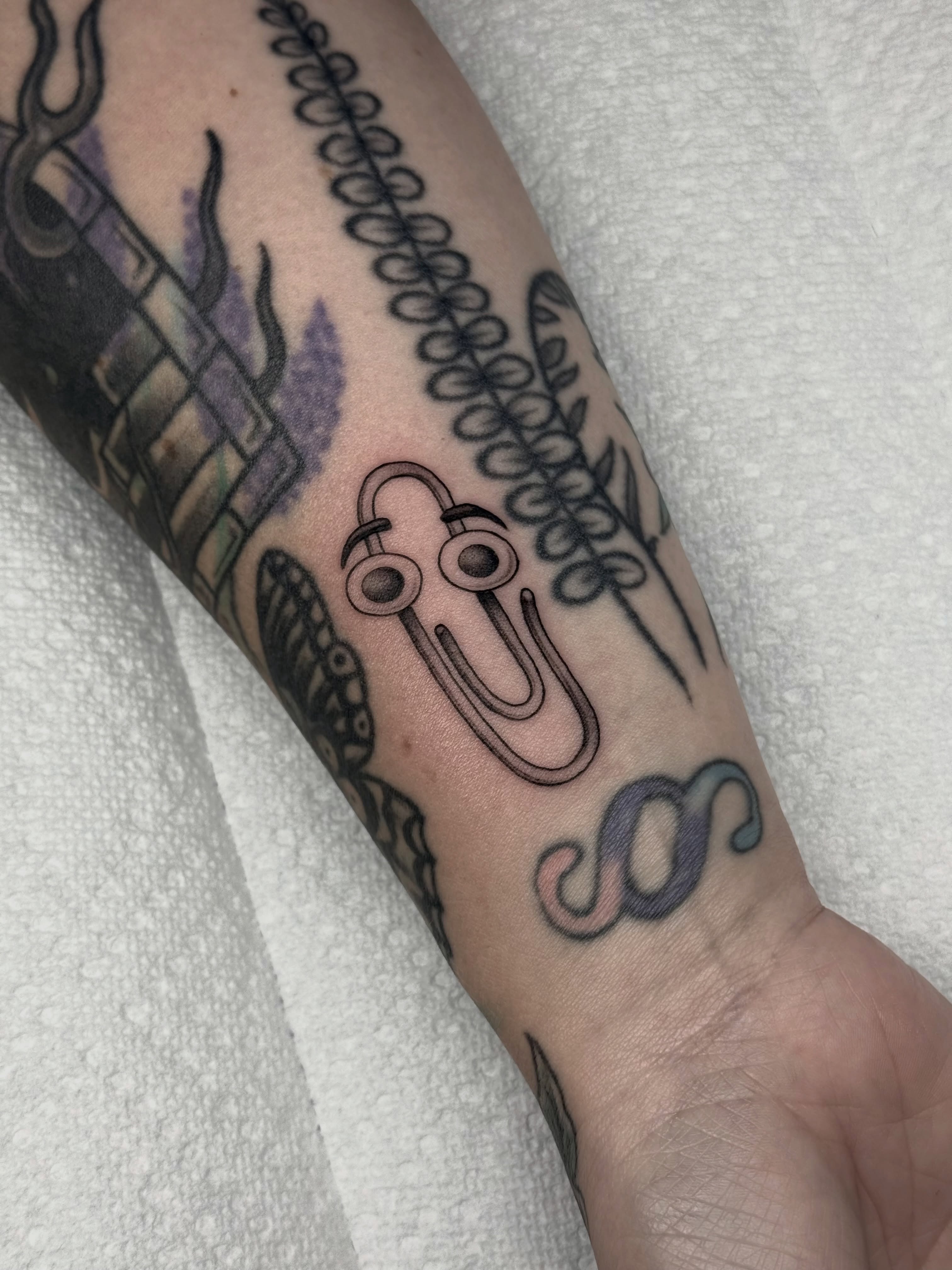 Paperclip geometric tattoo on the forearm by Carlos Abad