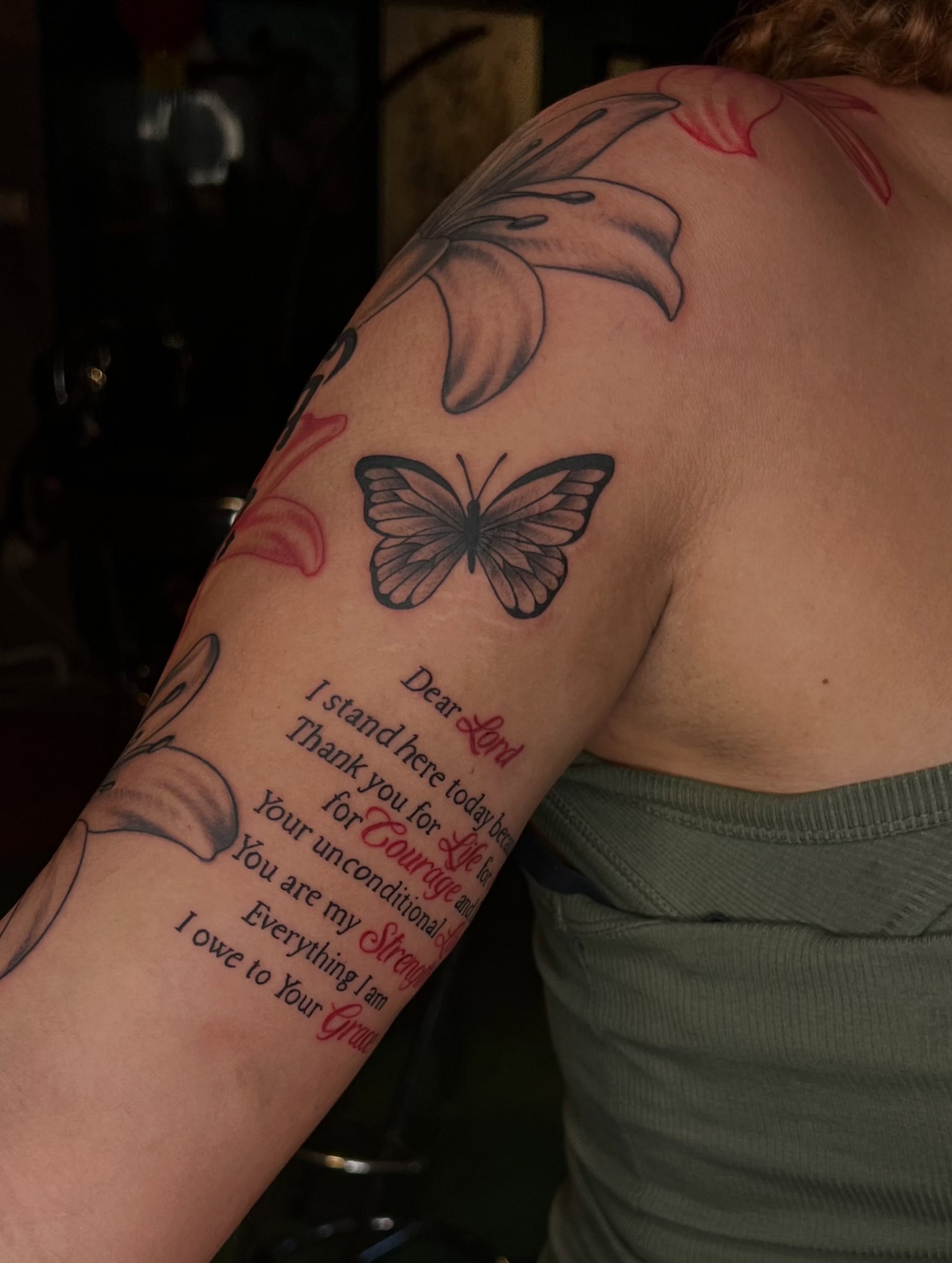 Butterfly and lily black and grey tattoo on the shoulder by Tattoo (Réaliste), Toulouse, Occitanie