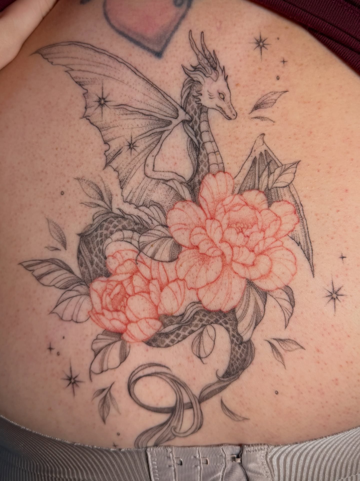 Dragon and flowers realism tattoo on the back by 𝐀𝐝𝐫𝐢𝐞𝐥 𝐓𝐢𝐧𝐤𝐥𝐞𝐧𝐛𝐞𝐫𝐠 ⏾, Denison, Iowa