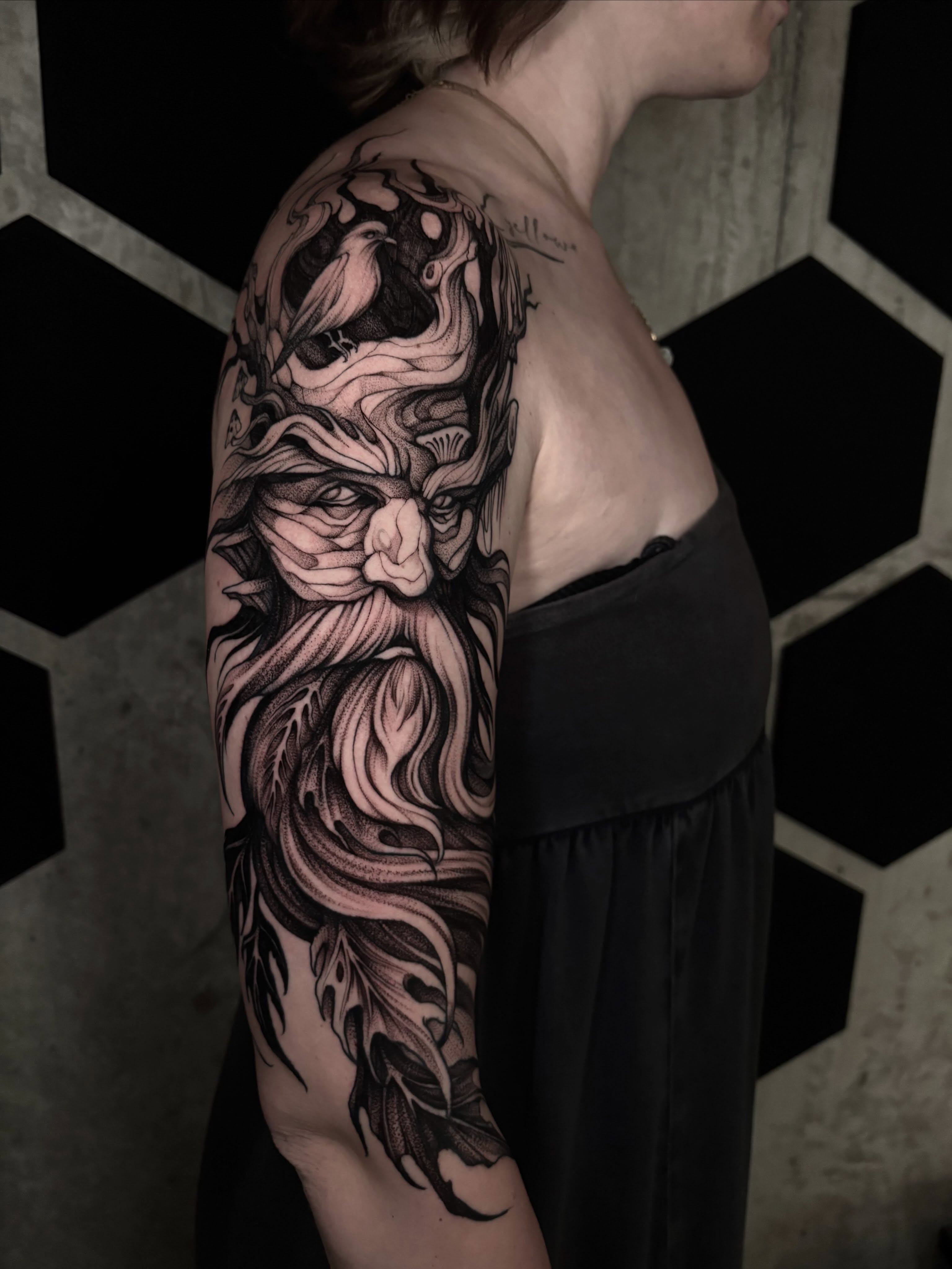 Bearded man realism tattoo on the upper arm by ๐๐ช๐ฒ๐ต๐ฎ๐ ๐๐ช๐ฎ๐ฝ๐