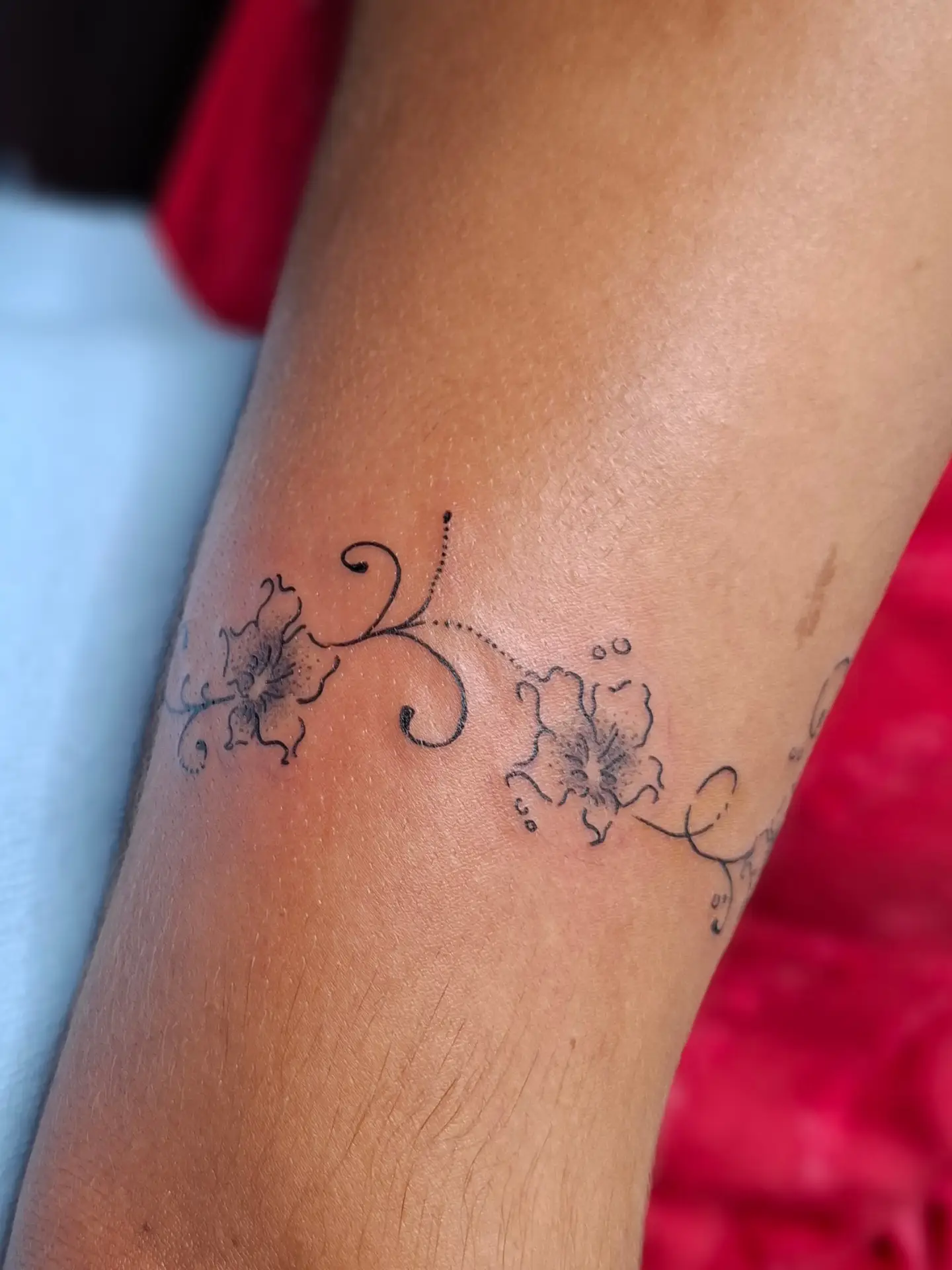 Floral vine black and grey tattoo on the forearm by ꧁༺𝔅𝔦𝔤 ℭ𝔥𝔲𝔫𝔤𝔲𝔷༻꧂, San Diego, California