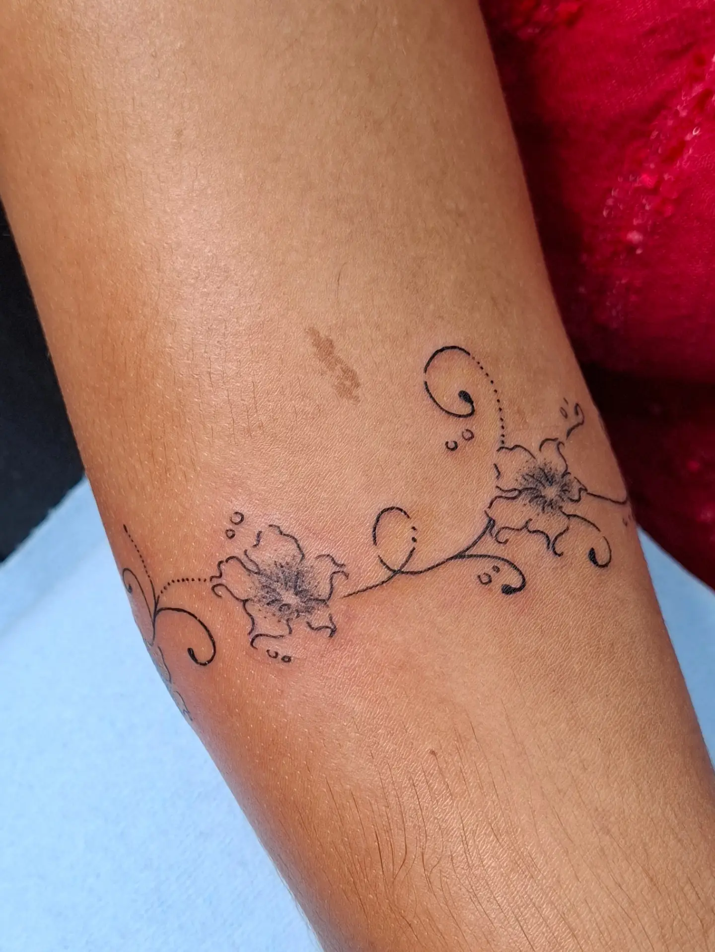 Floral vine black and grey tattoo on the forearm by ꧁༺𝔅𝔦𝔤 ℭ𝔥𝔲𝔫𝔤𝔲𝔷༻꧂, San Diego, California