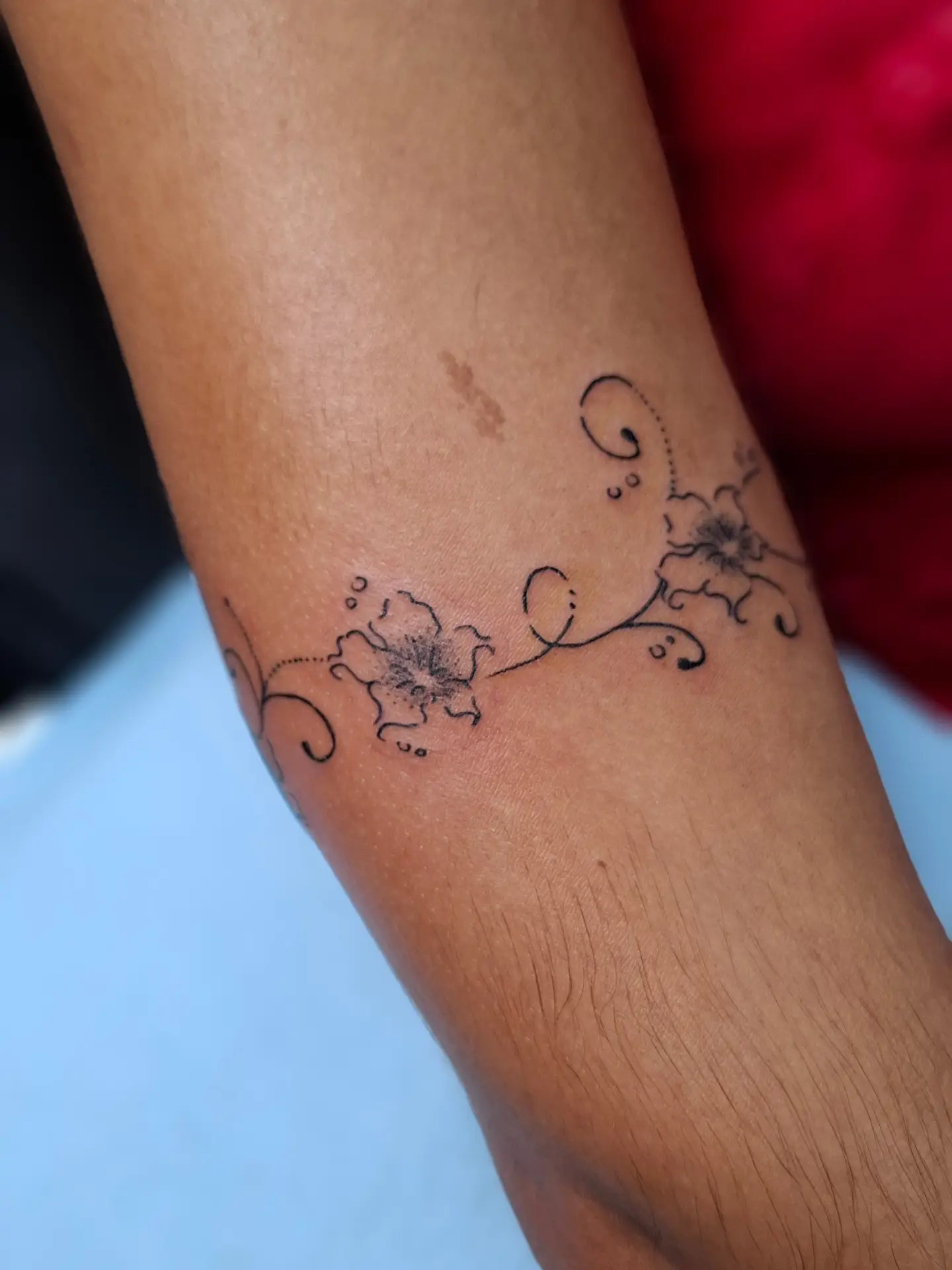Floral vine black and grey tattoo on the forearm by ꧁༺𝔅𝔦𝔤 ℭ𝔥𝔲𝔫𝔤𝔲𝔷༻꧂, San Diego, California
