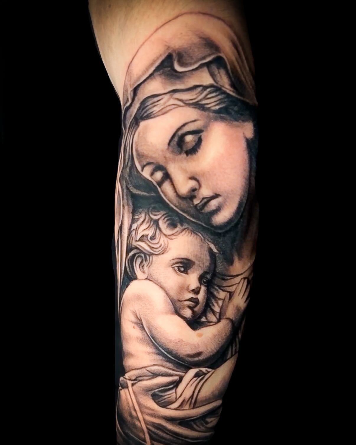 Mother and child realism tattoo on the forearm by J.diaz🎖️