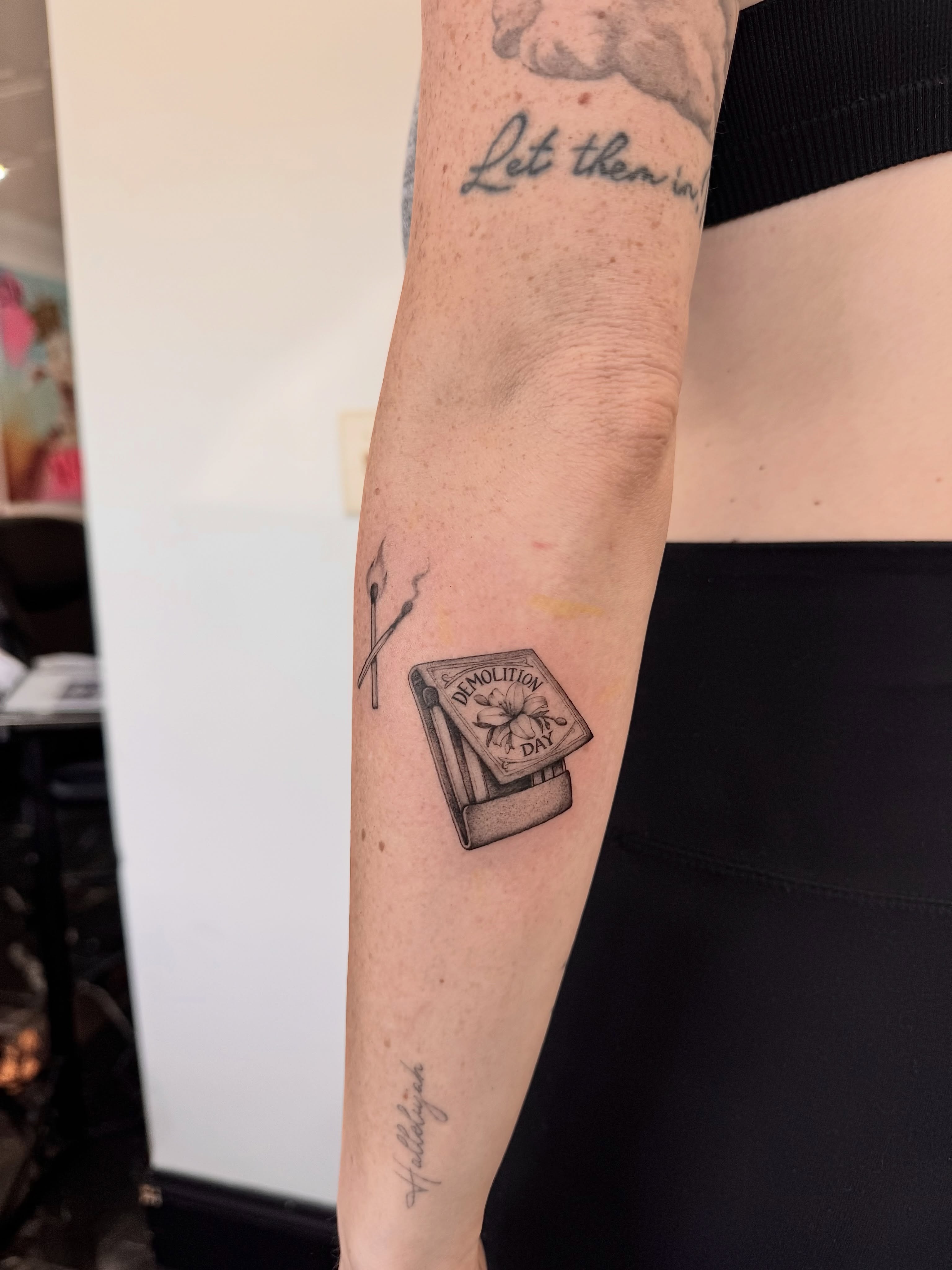 Tattoo by @ninnalopesart — black_and_grey