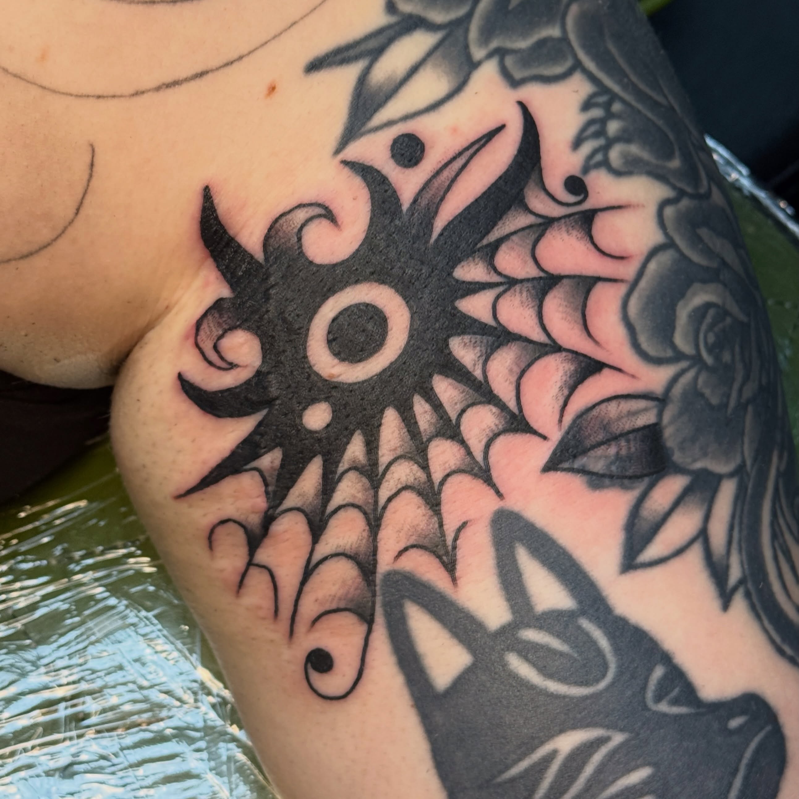 Sun and floral black and grey tattoo on the shoulder by Traddy Maddie ๐