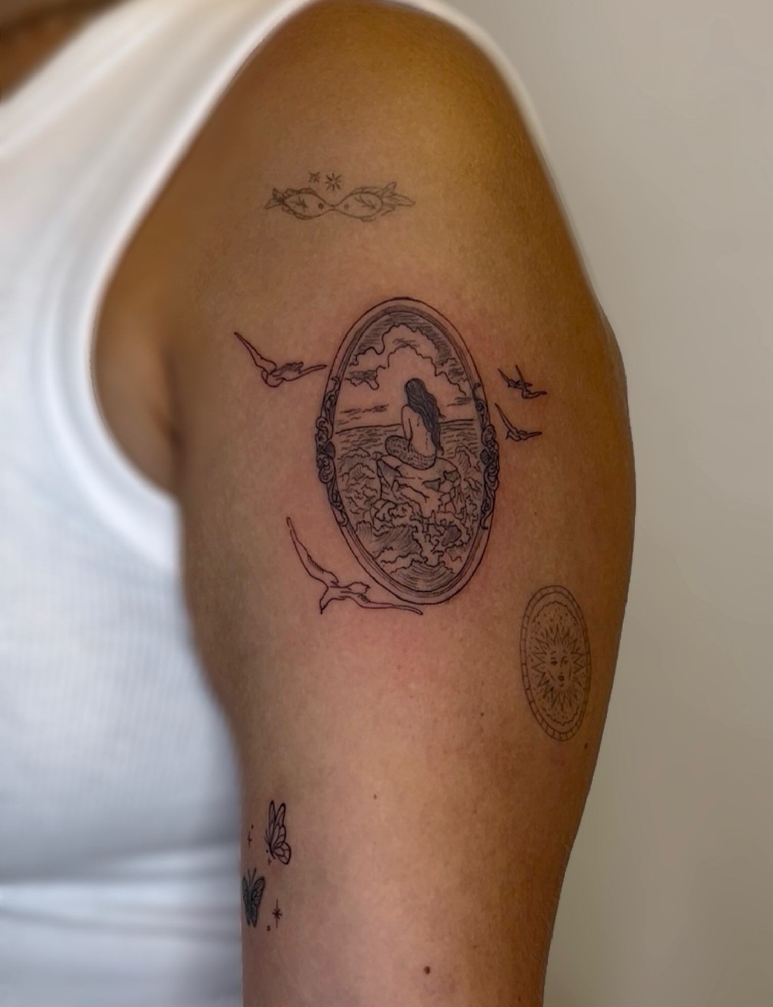 Mermaid in oval frame realism tattoo on the upper arm by 𝒜𝓇𝓉𝒾𝓈𝓉 𝒟𝒶𝒾𝓈𝓎 ♡