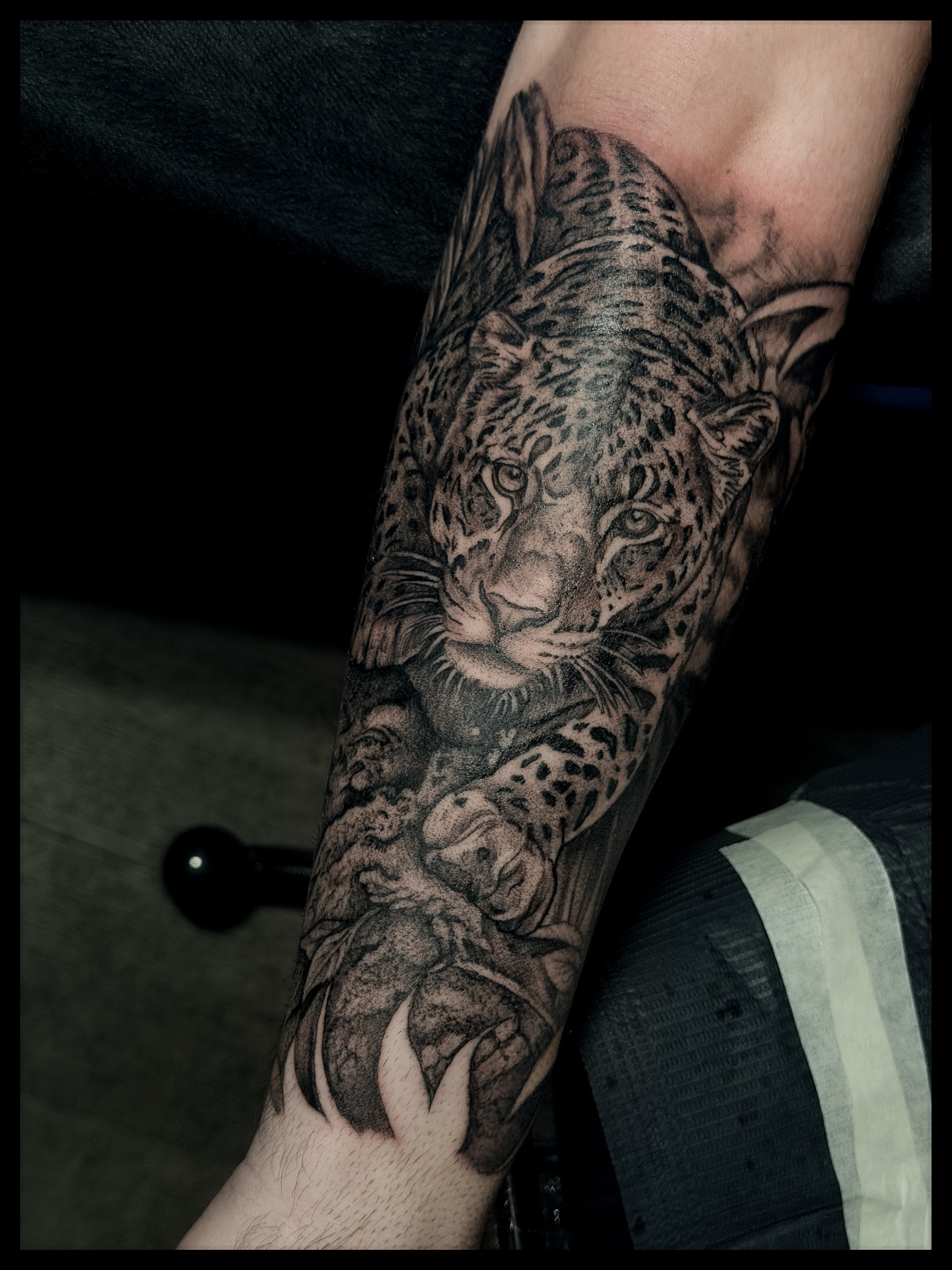 Leopard realism tattoo on the forearm by Noah Morris