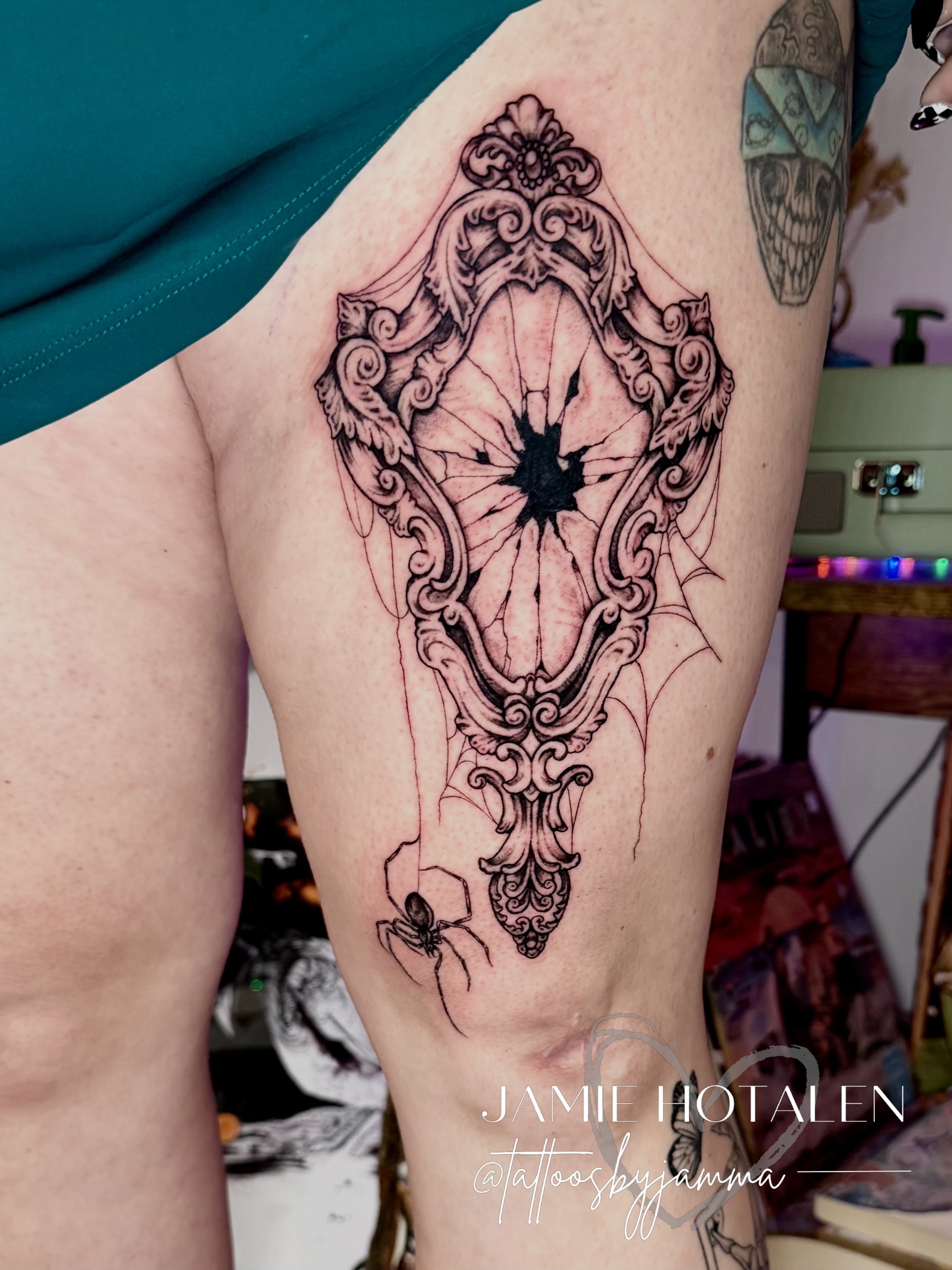Broken mirror realism tattoo on the thigh by πππππππ π½π² ππππππ π°πππππ π πΉππππ π·ππππππβ¨