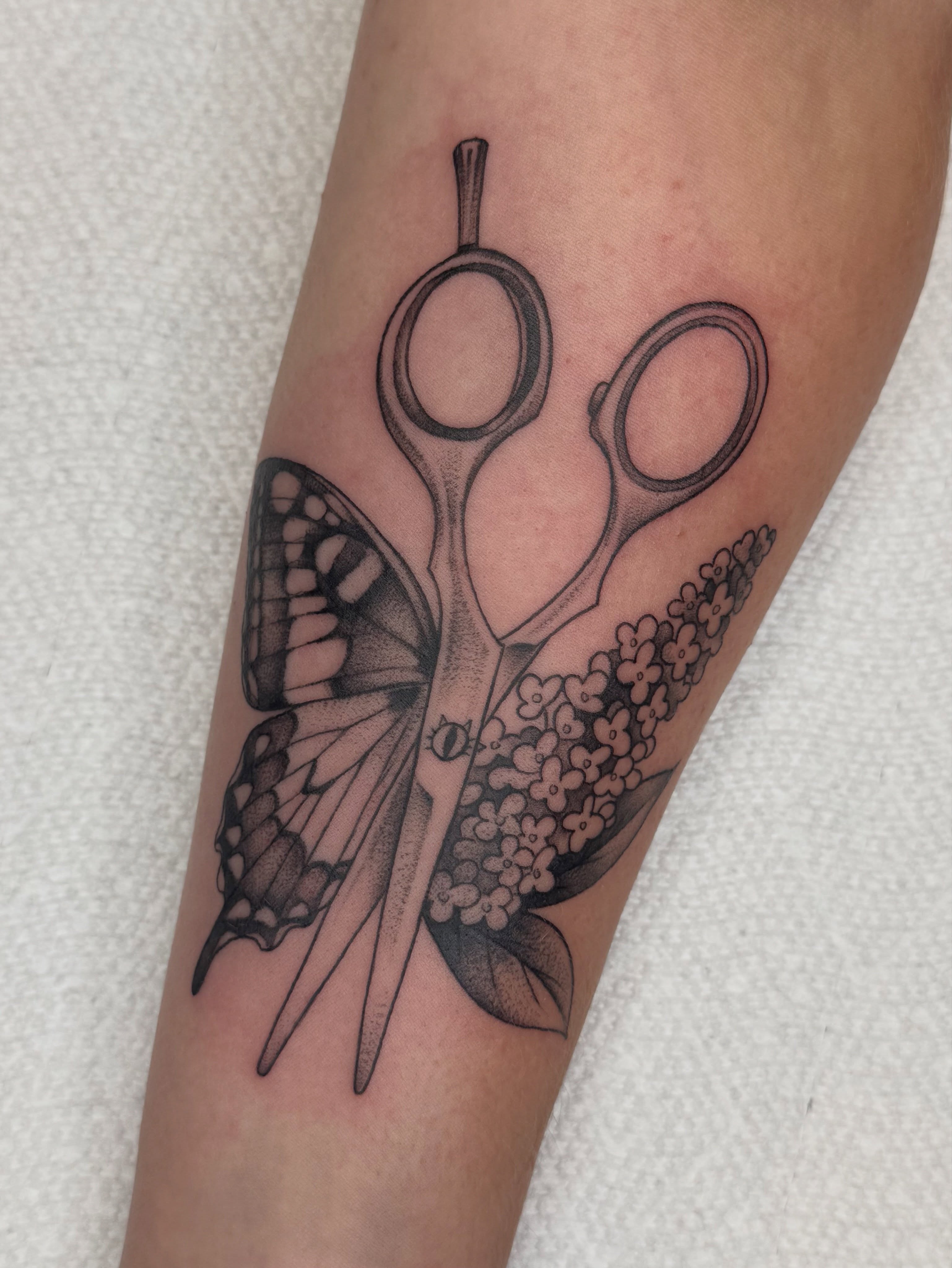 Scissors and butterfly realism tattoo on the forearm by Tara Crespi - Female Tattoo Artist 💜