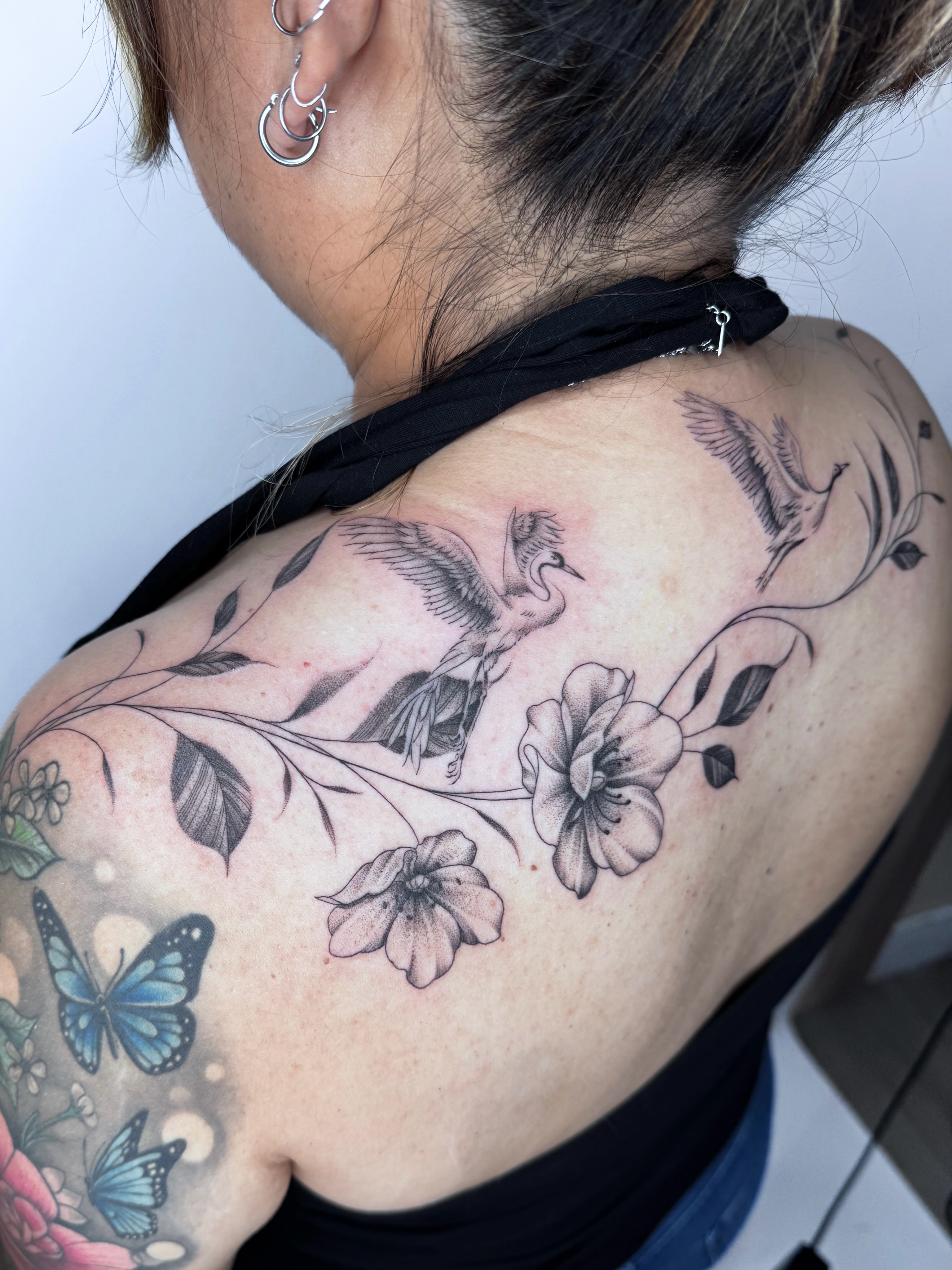 Birds and flowers realism tattoo on the shoulder by @nudylicioustattoos