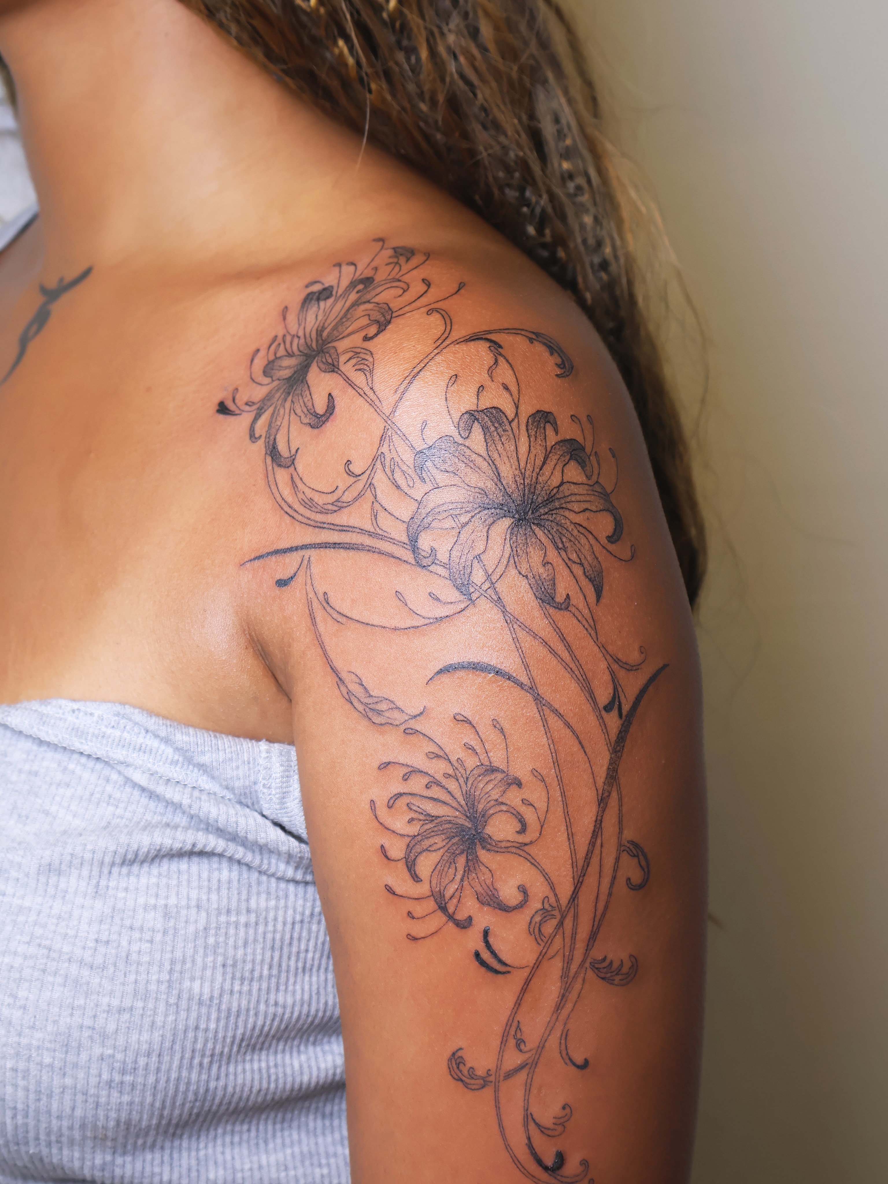 Floral design black and grey tattoo on the shoulder by 𝑭𝒊𝒏𝒆 𝑳𝒊𝒏𝒆 𝑻𝒂𝒕𝒕𝒐𝒐’𝒔