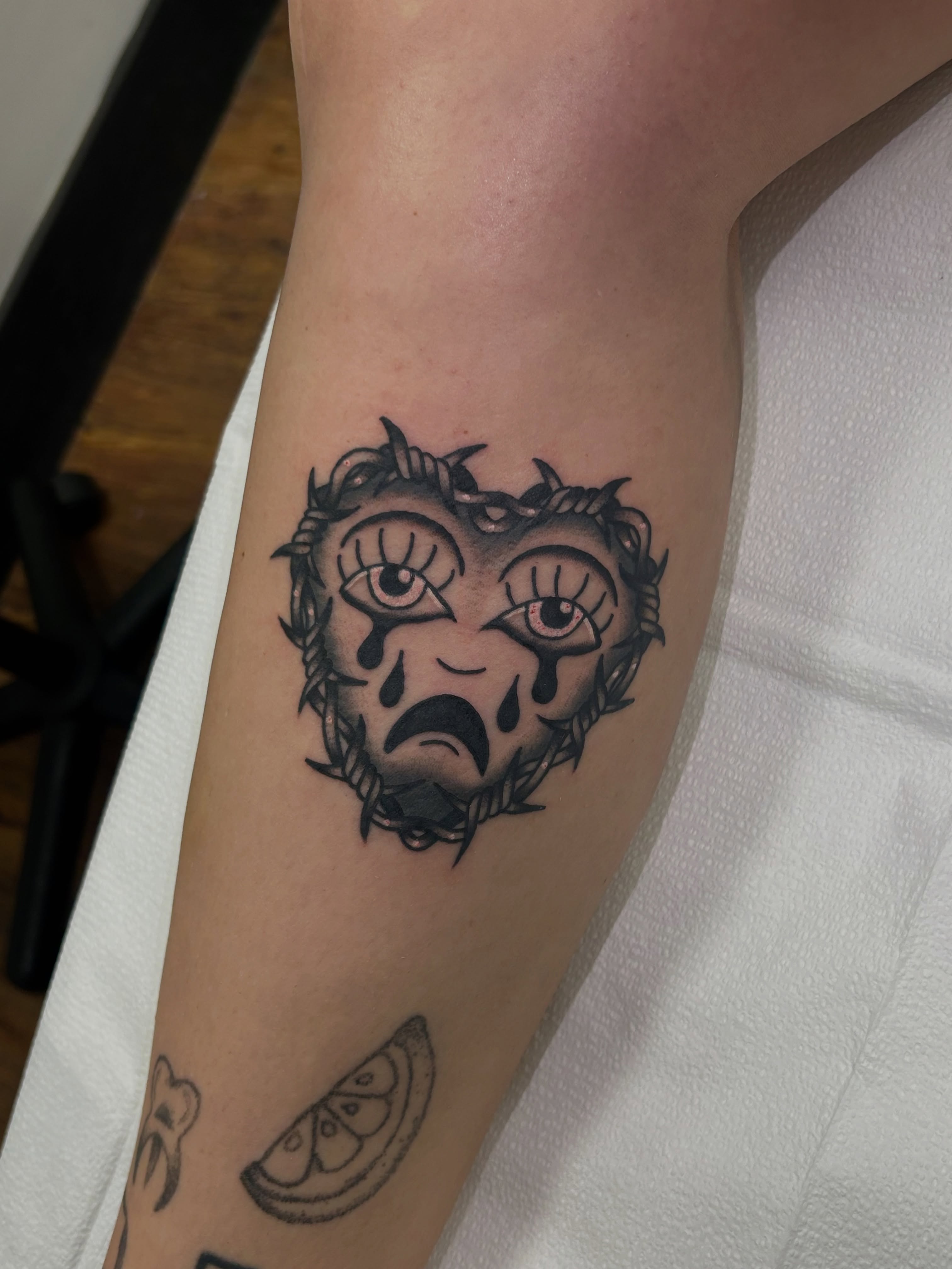 Tearful mask black and grey tattoo on the forearm by ๐๐ข๐ฉ๐๐ซ๐ฆ๐ข ๐๐ฌ๐ซ๐ก๐๐ถ๐ฆ
โจ