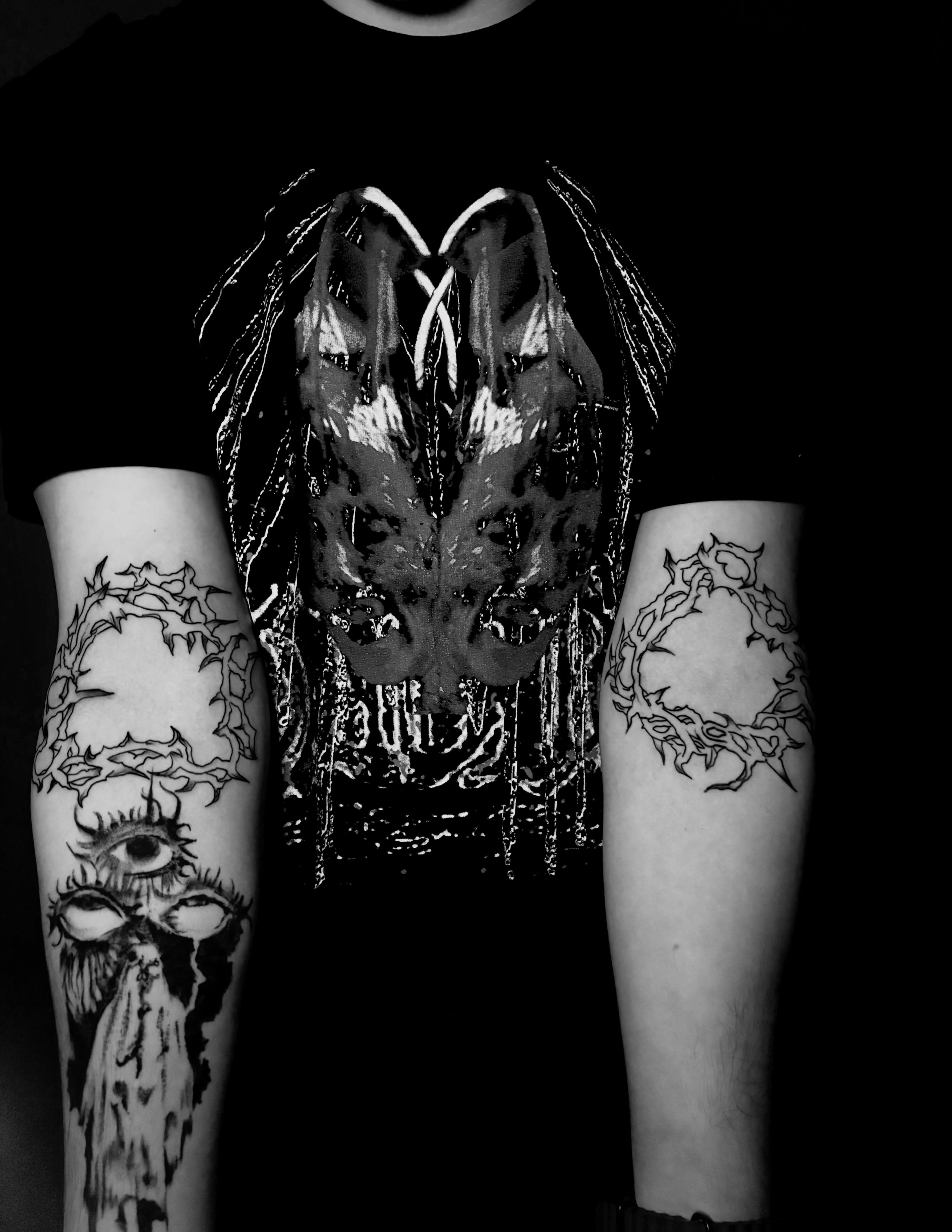 Eye and thorns black and grey tattoo on the forearm by 𝕯𝖆𝖒𝖎𝖆𝖓 𝕬𝖗𝖗𝖎𝖊𝖙𝖆