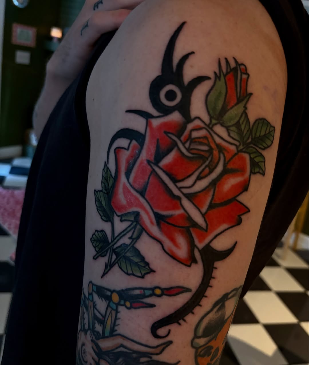 Rose and bird American traditional tattoo on the upper arm by 𓂃˚‧ 𓆸𝔏𝔦𝔫𝔷 ℭ𝔥𝔞𝔡𝔴𝔦𝔠𝔨 ੈ𑁍