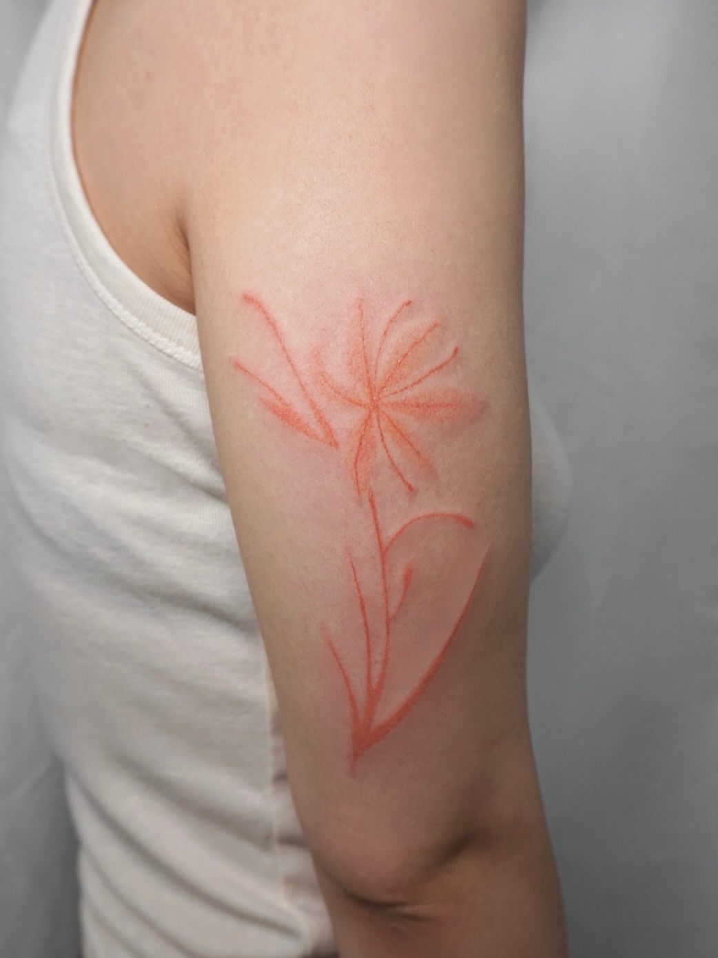 Flower minimalist tattoo on the forearm by 매실 * handpoke