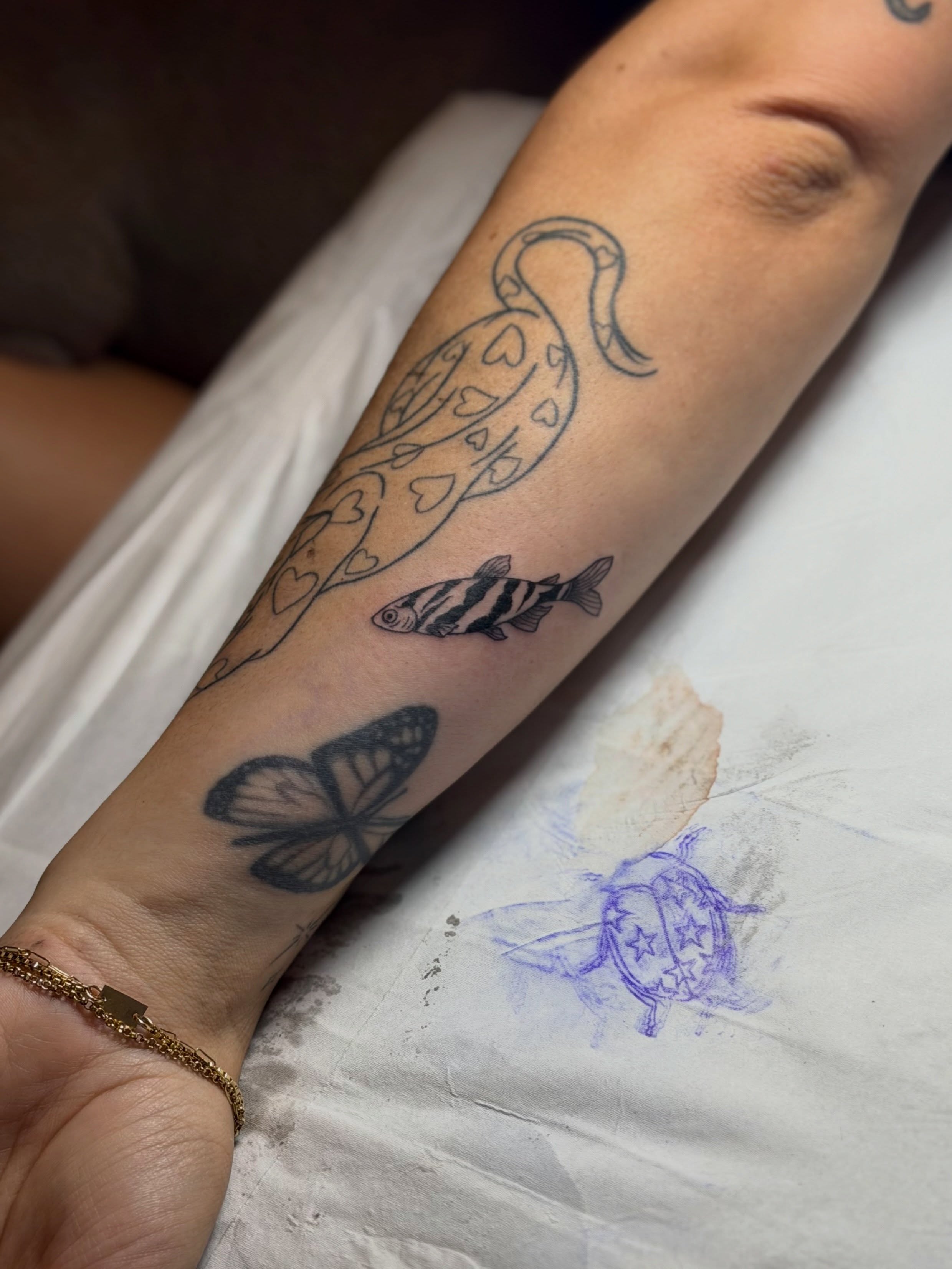 Turtle and fish black and grey tattoo on the forearm by Nicole Libretti ✶ Tattoo ✶ Hvny
