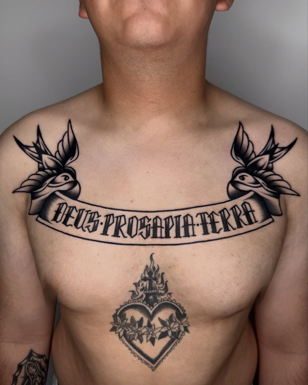 Banner with Latin text black and grey tattoo on the chest by 올드스쿨타투 블랙스쿨타투 부천타투 알로