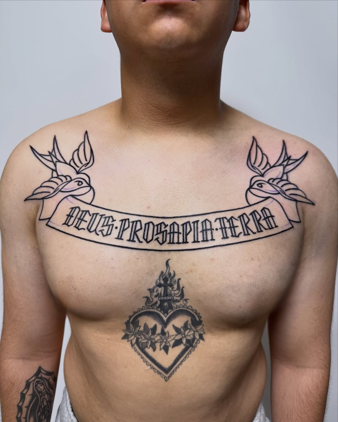 Deus prosapia terra black and grey tattoo on the chest by 올드스쿨타투 블랙스쿨타투 부천타투 알로