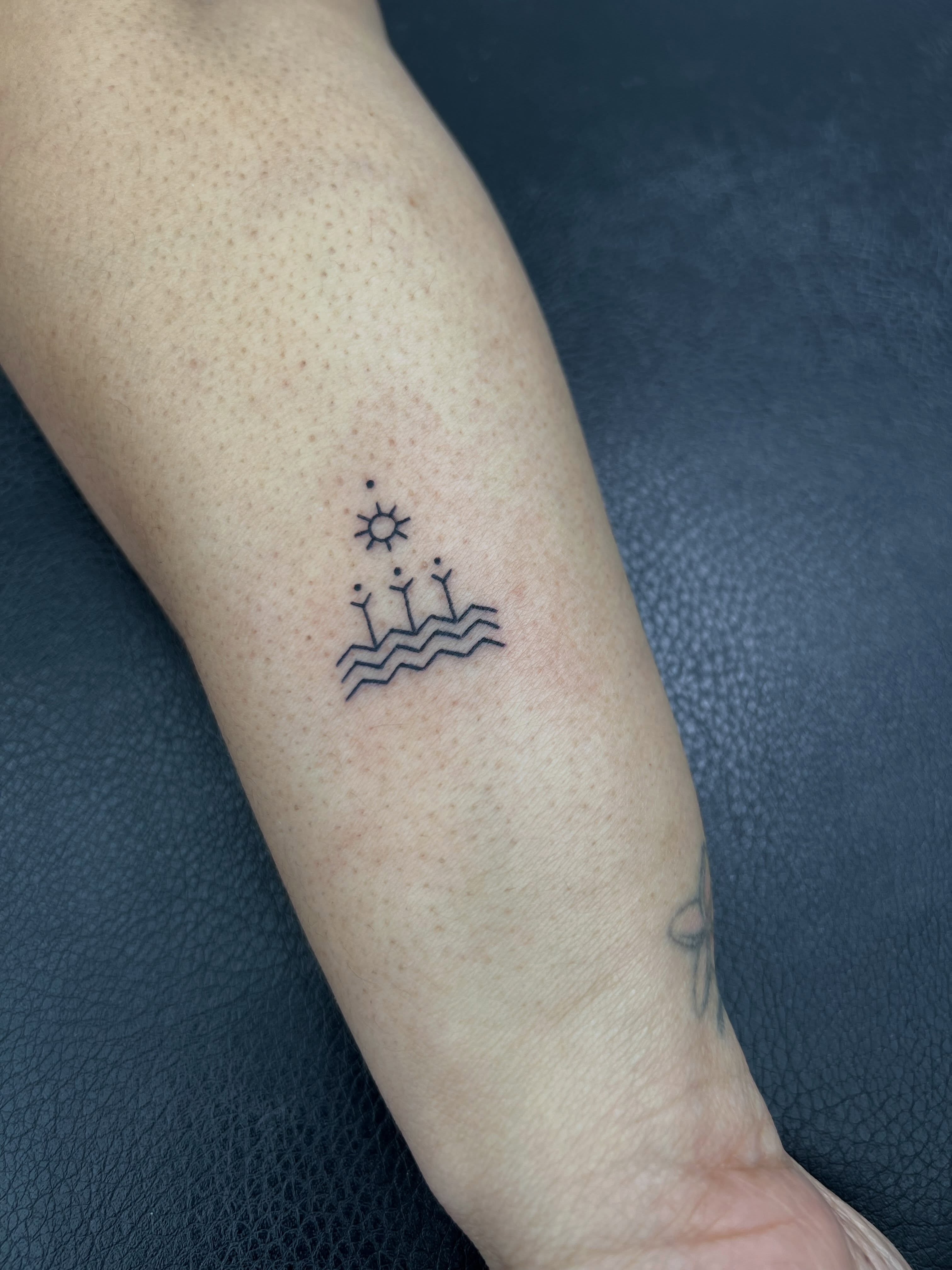 Tattoo by @tattoosbynatewebb โ minimalist
