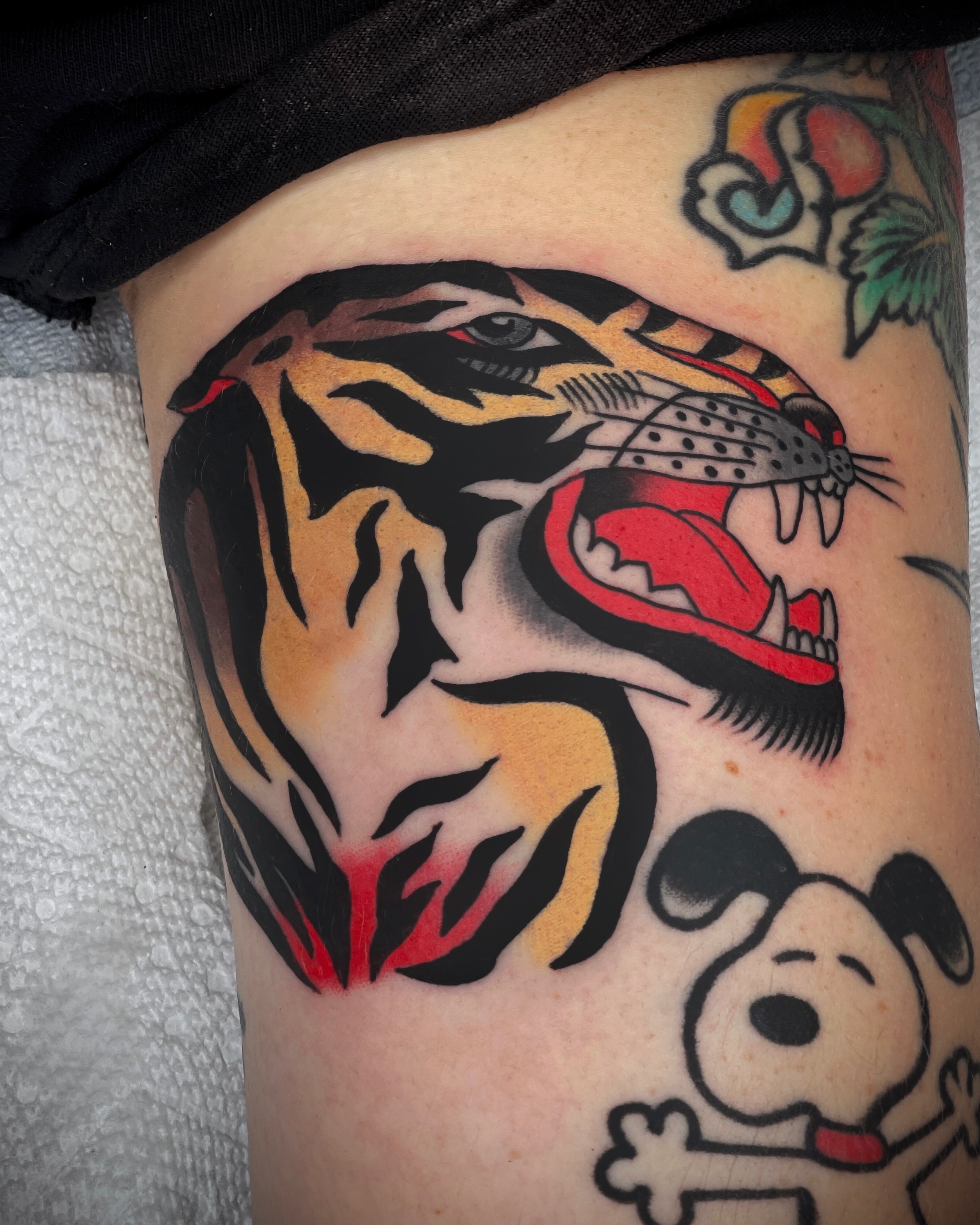 Tiger American traditional tattoo on the thigh by Diego Treviño