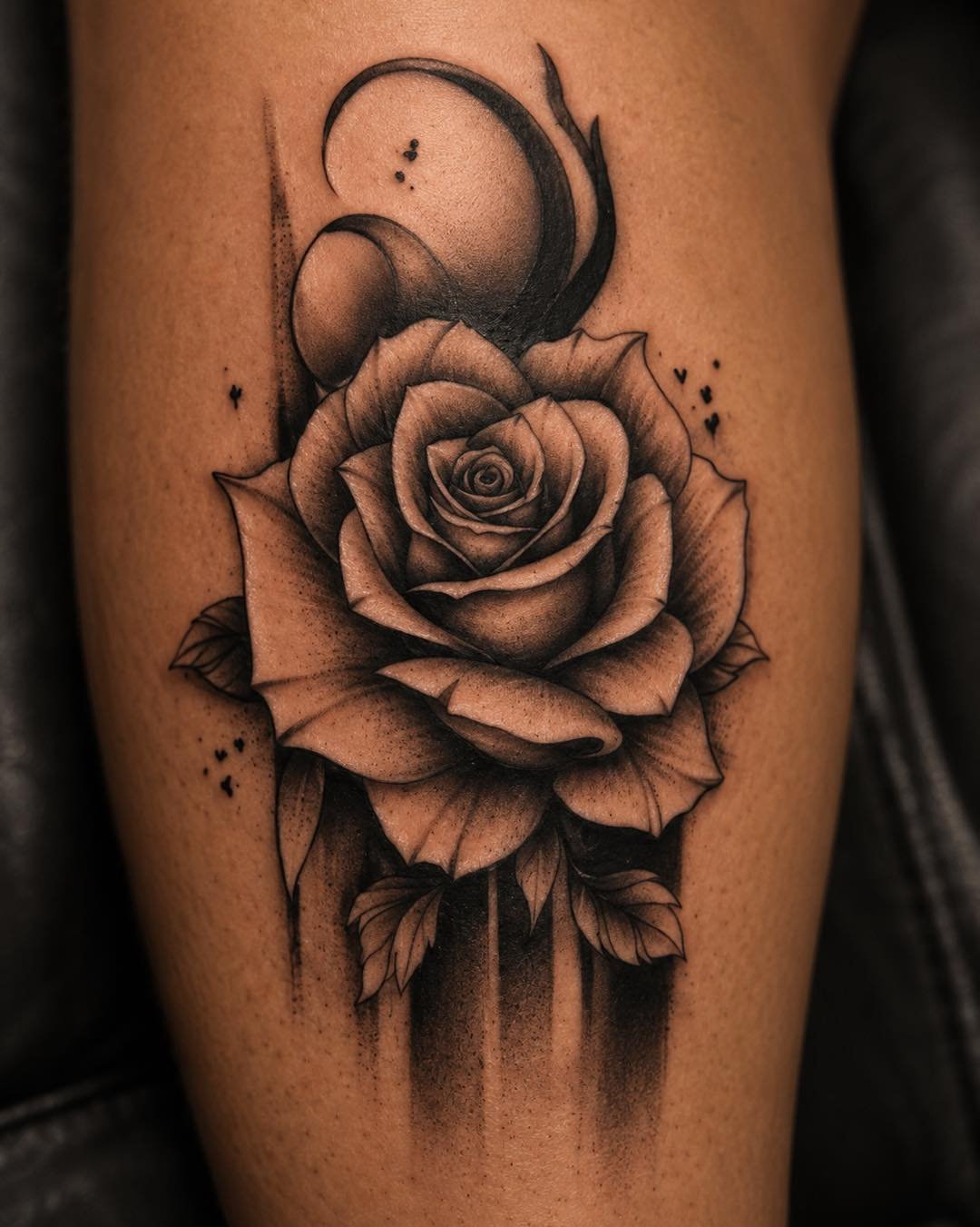Rose realism tattoo on the thigh by Flamboyant