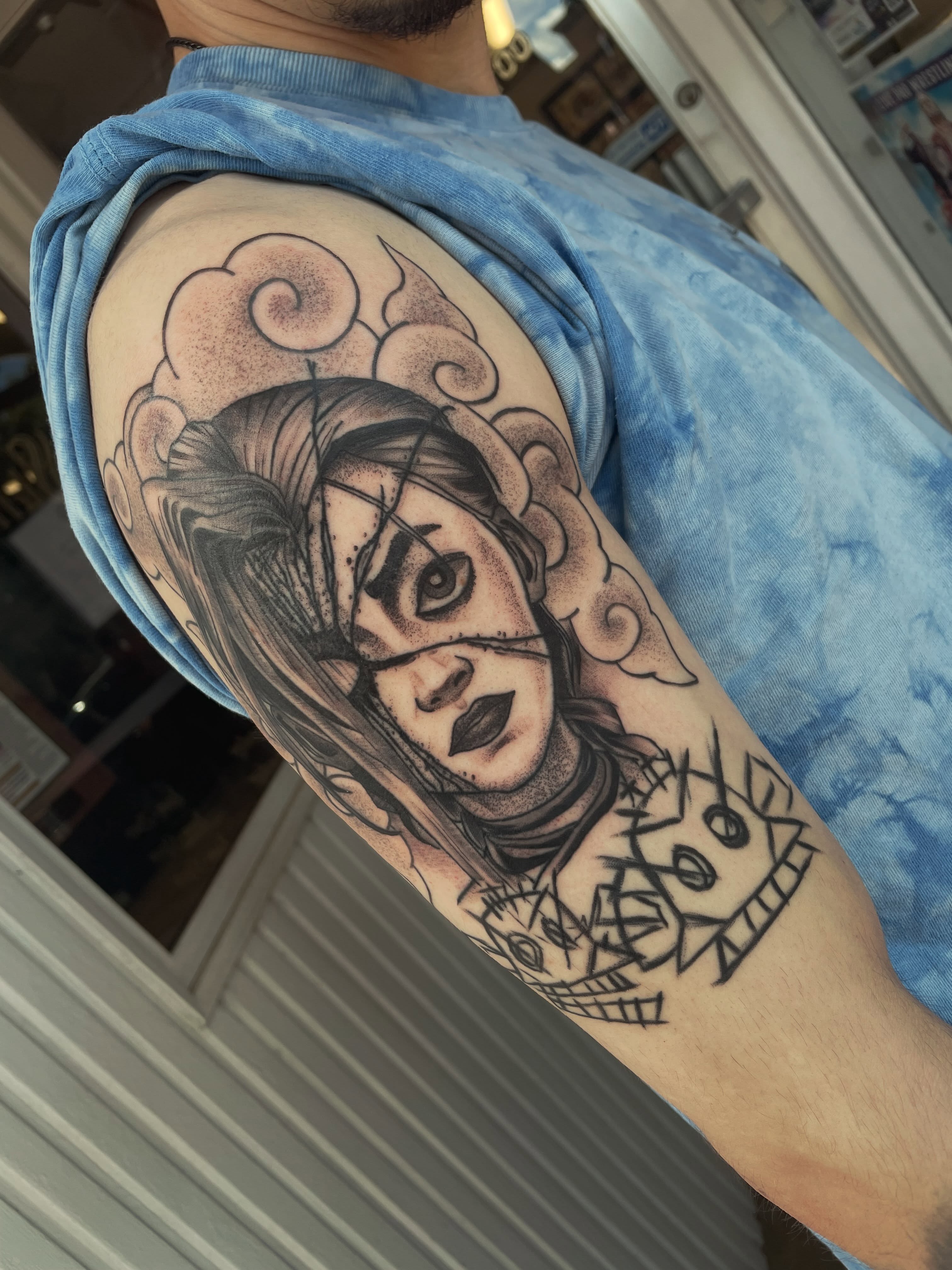 Woman with bird realism tattoo on the forearm by Andres Patino 🇪🇨🇺🇸