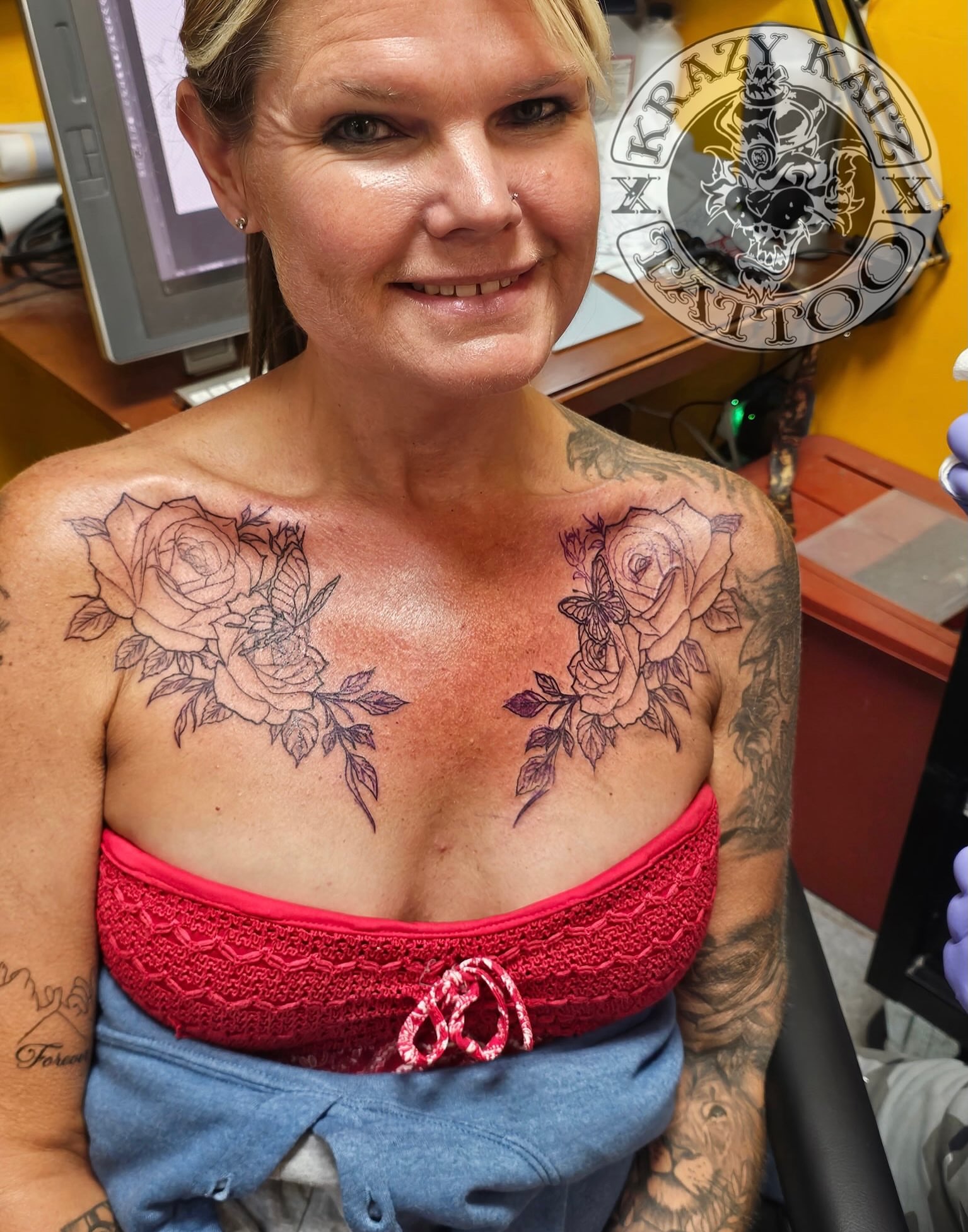 Roses black and grey tattoo on the chest by Frank Gomez 🎨