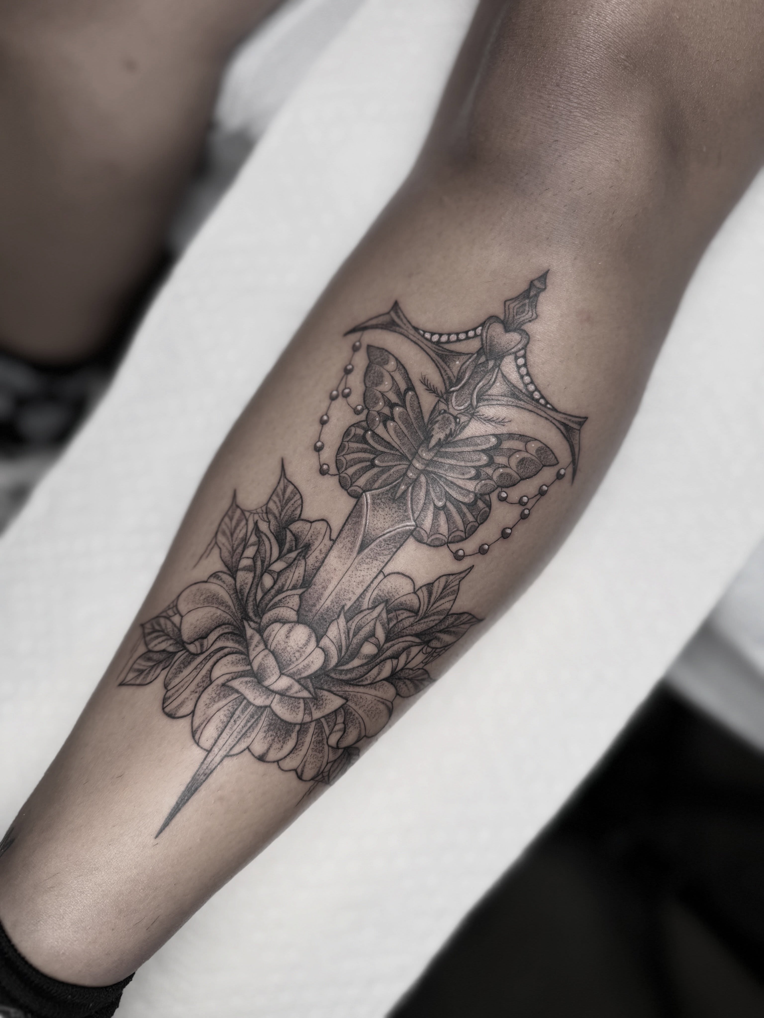Flower and anchor realism tattoo on the forearm by Mara Flores βπΛβ§