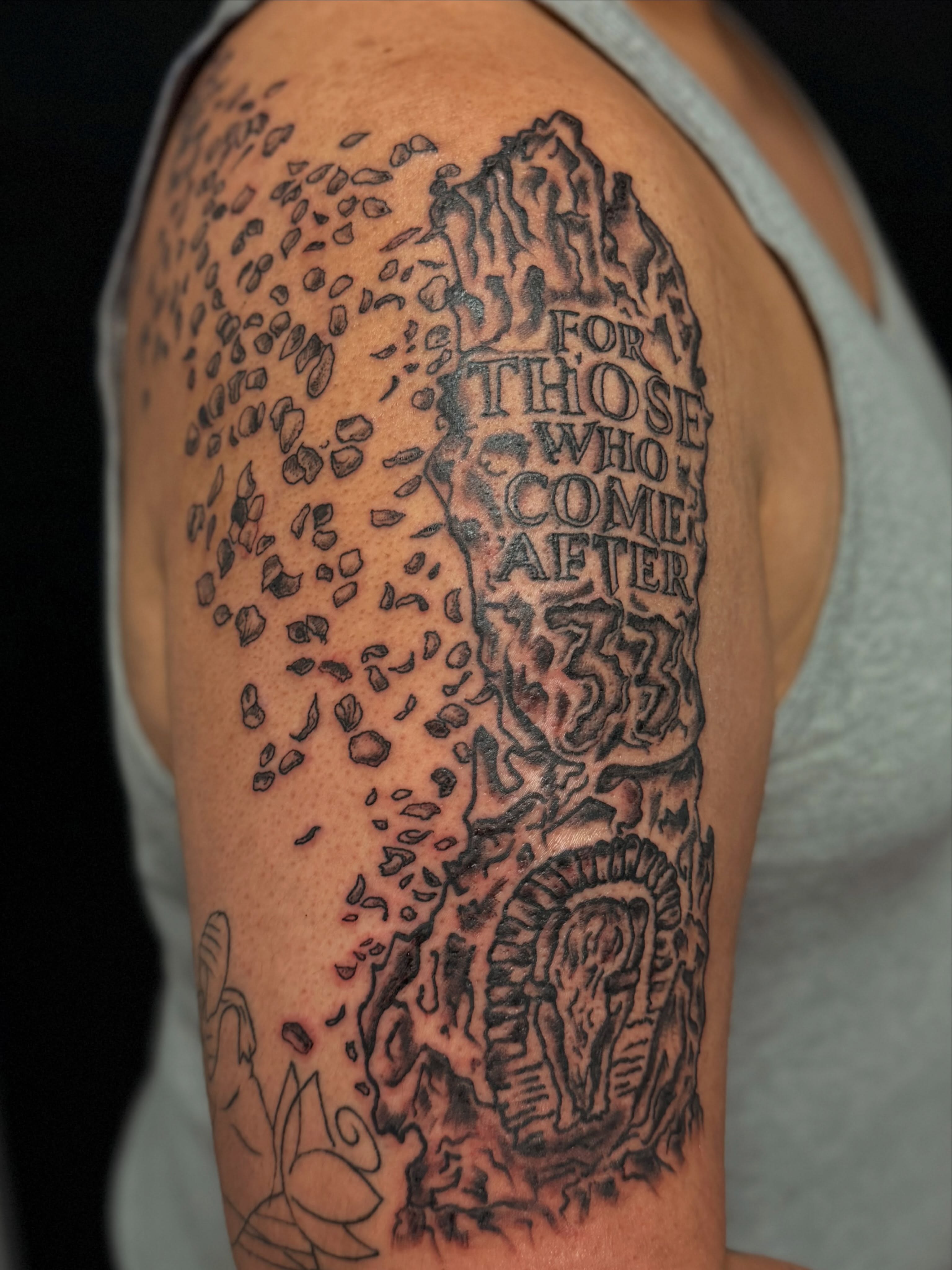 Inscription dotwork tattoo on the upper arm by cortez