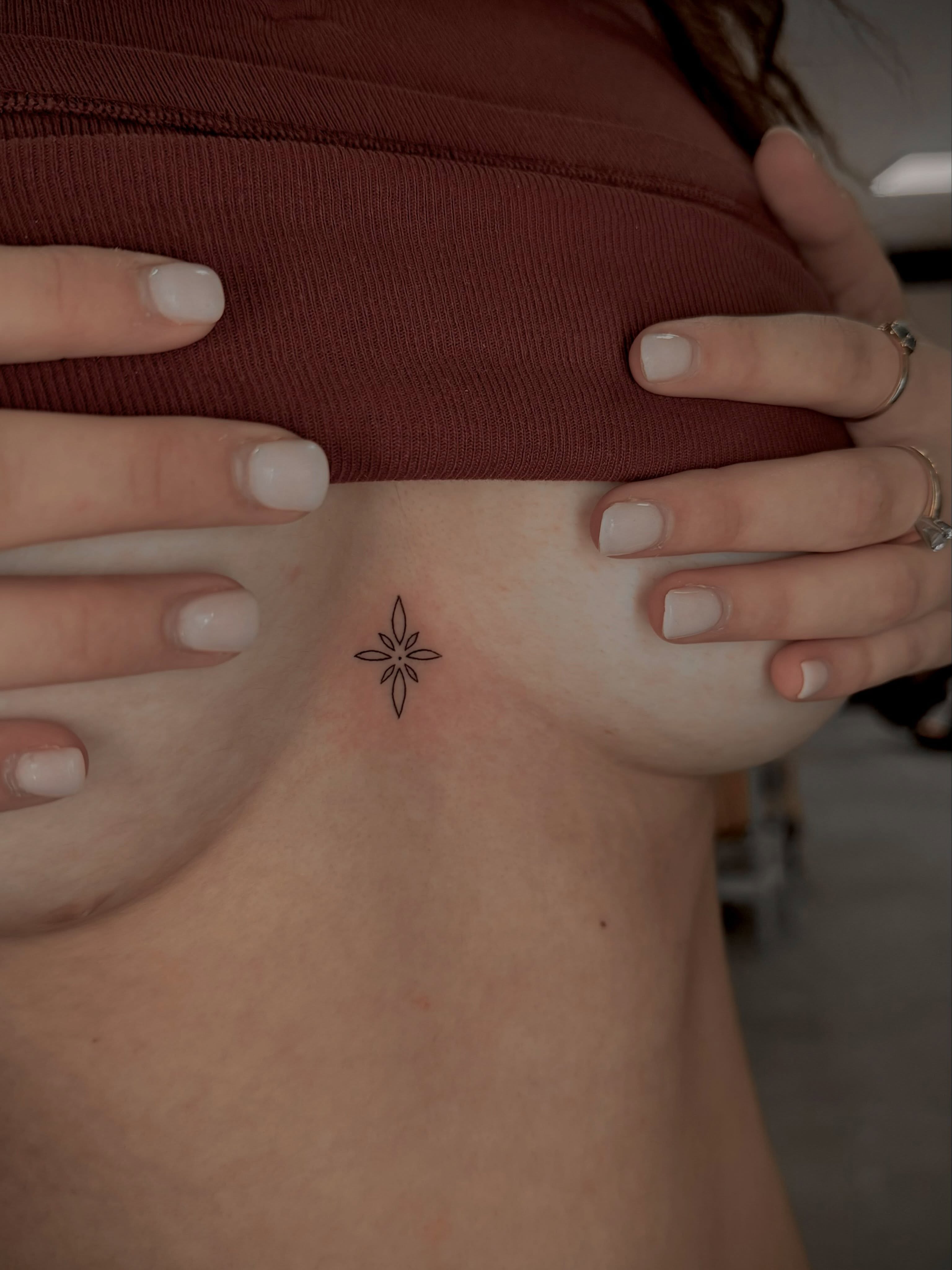 Star geometric tattoo on the chest by 𝓛𝓲𝓷𝓪 ∙ ғɪɴᴇʟɪɴᴇ ᴛᴀᴛᴛᴏᴏs ∙ ᴄʜᴀʀʟᴏᴛᴛᴇ ɴᴄ🇺🇸 🇺🇦